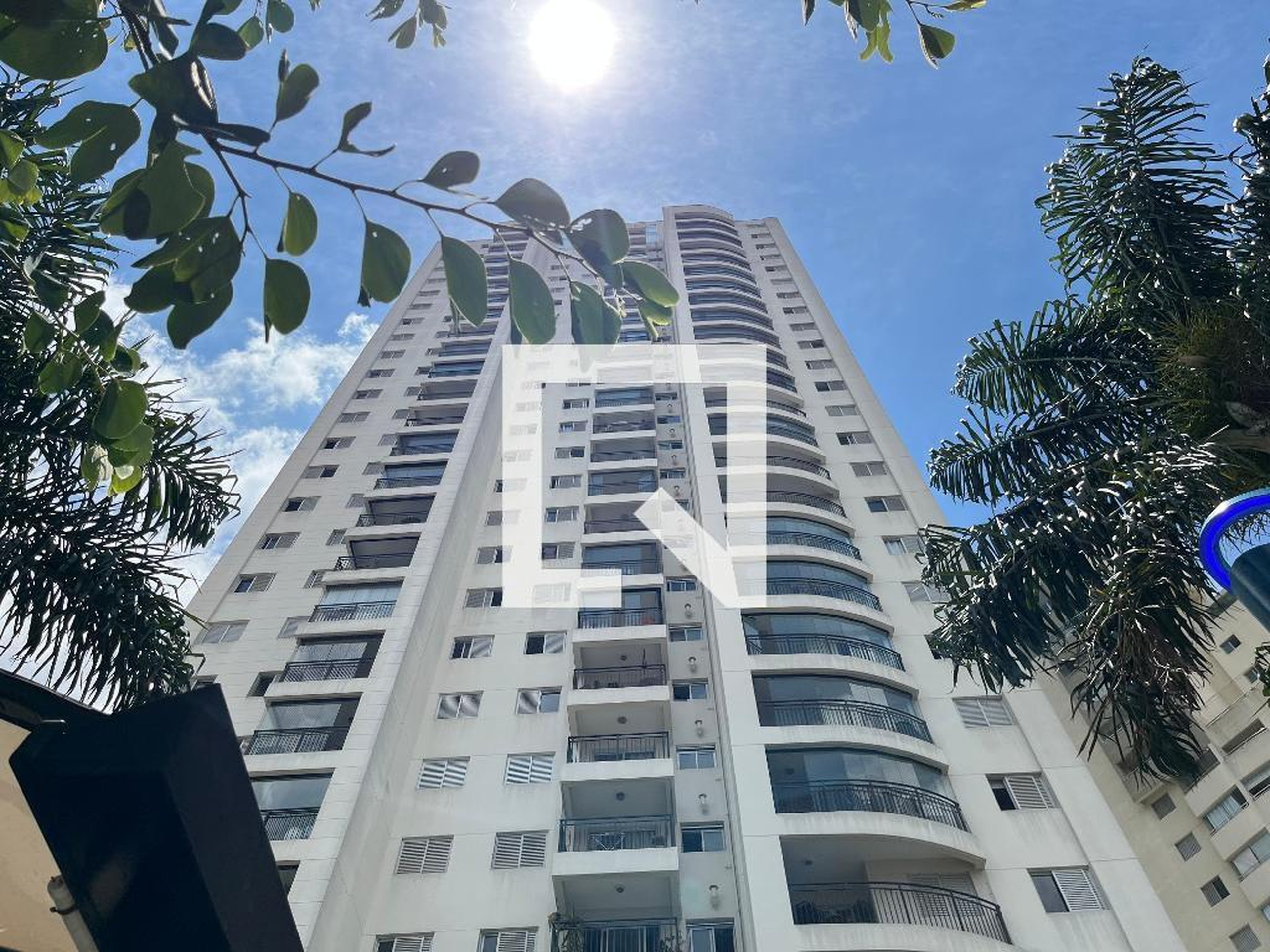 Fachada Condomínio em Rua Vitorino Carmilo, 86