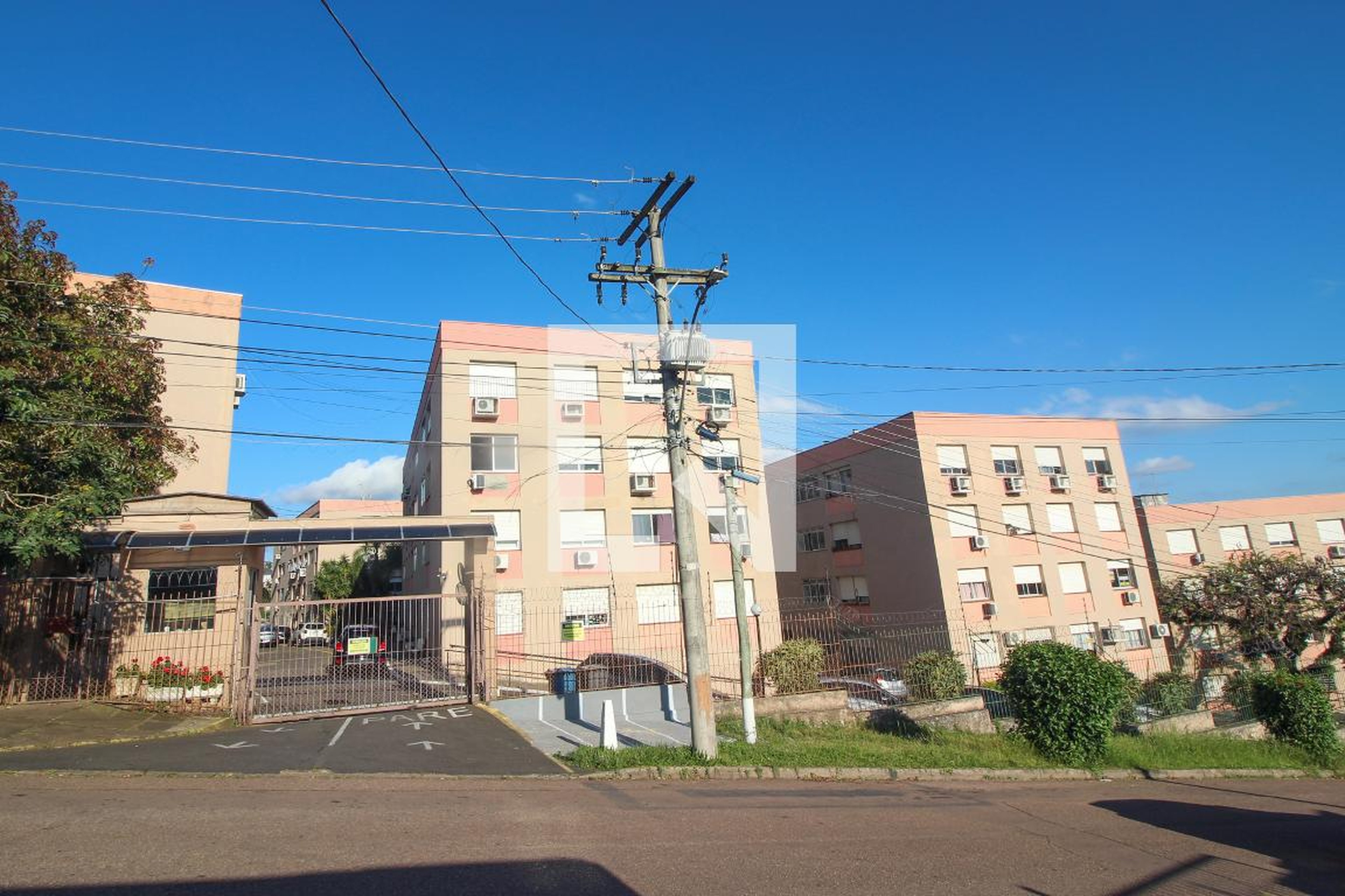 Fachada do condomínio Condomínio Conjunto Residencial Jardim Cristal