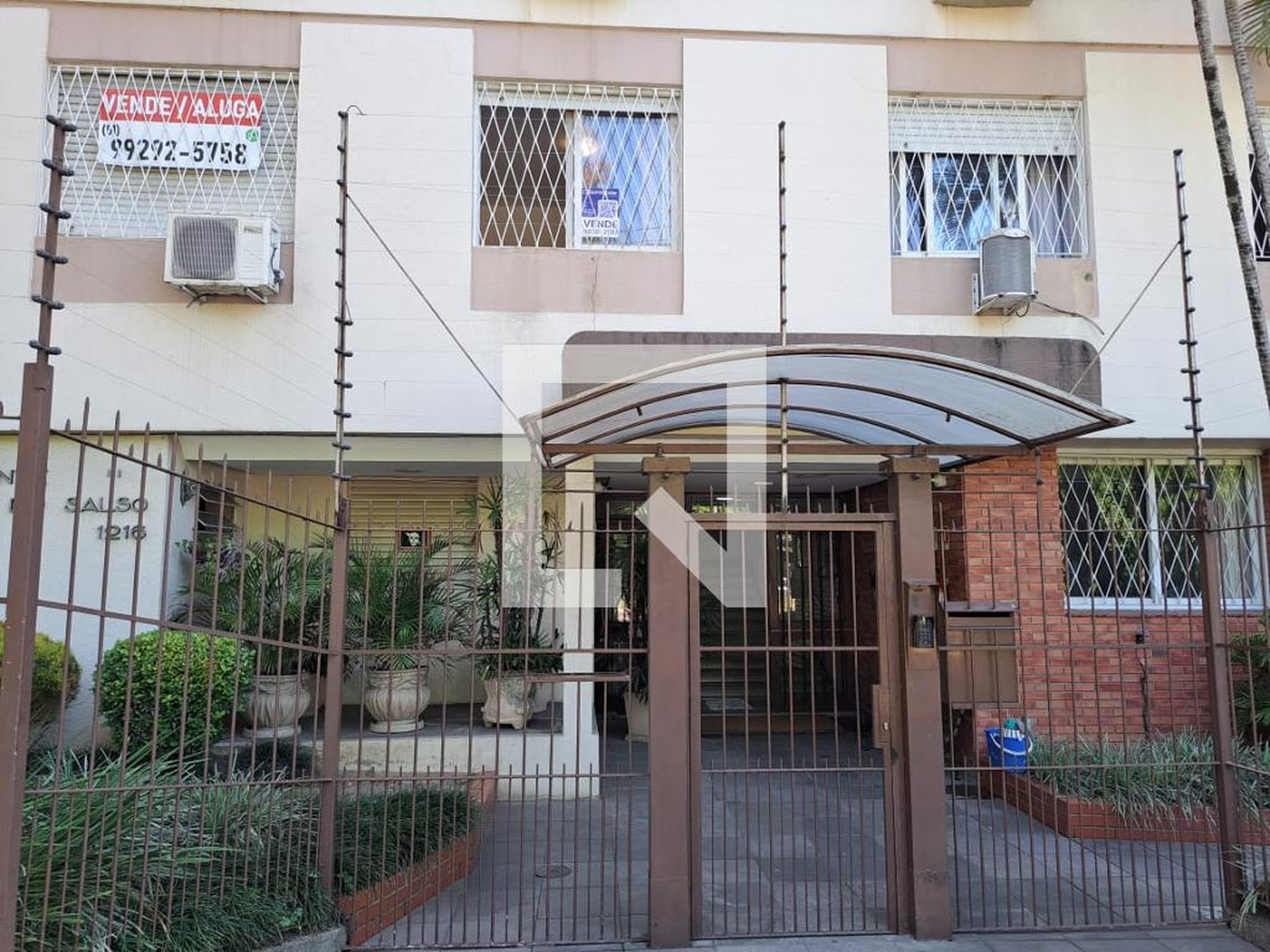 Fachada Condomínio em Rua Professor Cristiano Fischer, 2