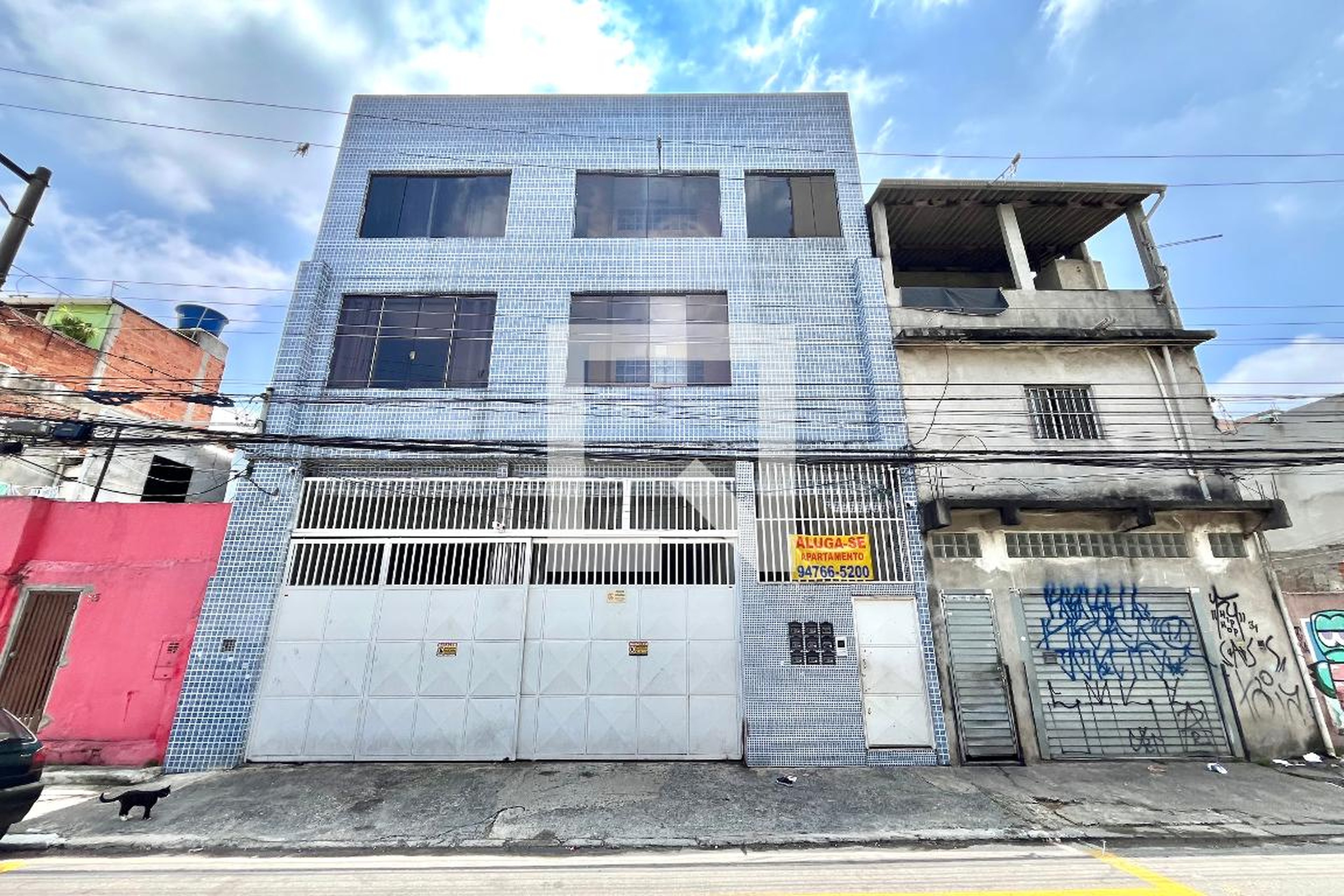 Fachada Condomínio em Rua Antônio de Pinho de Azevedo, 23