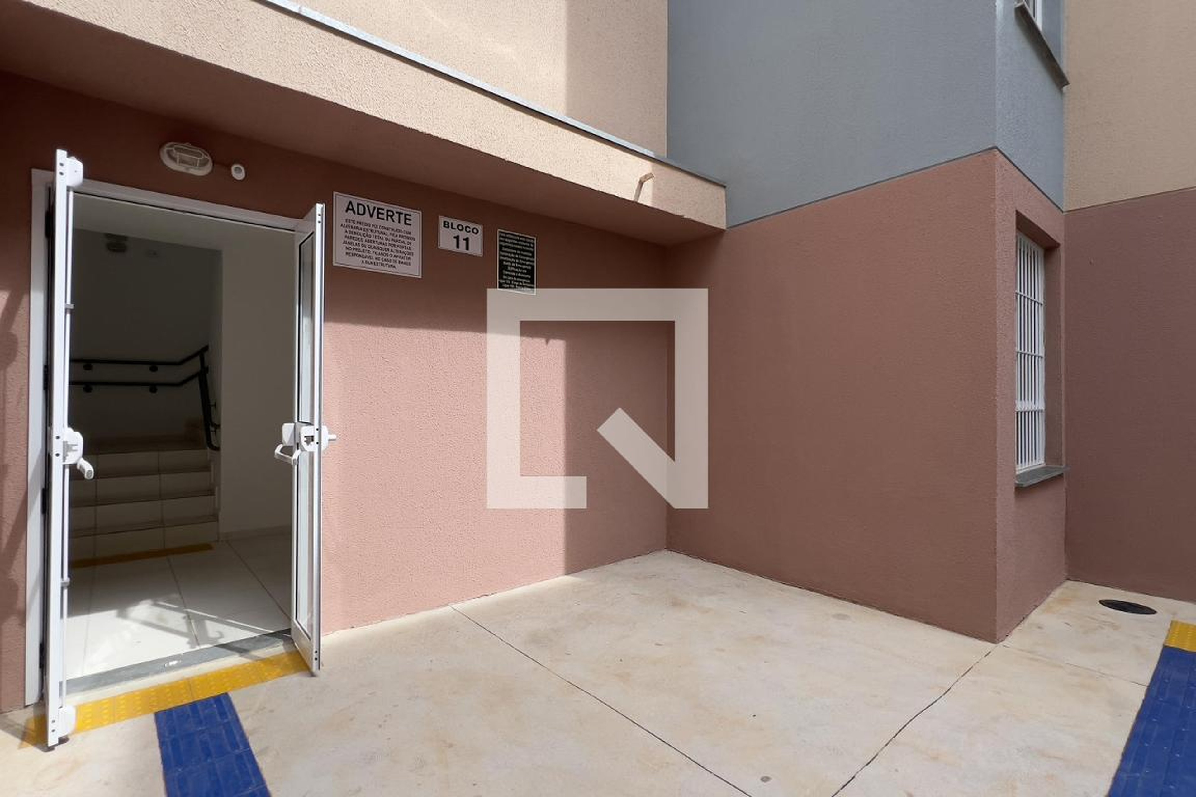 Hall de Entrada Condomínio em Rua Santo Antônio Jardim, 250