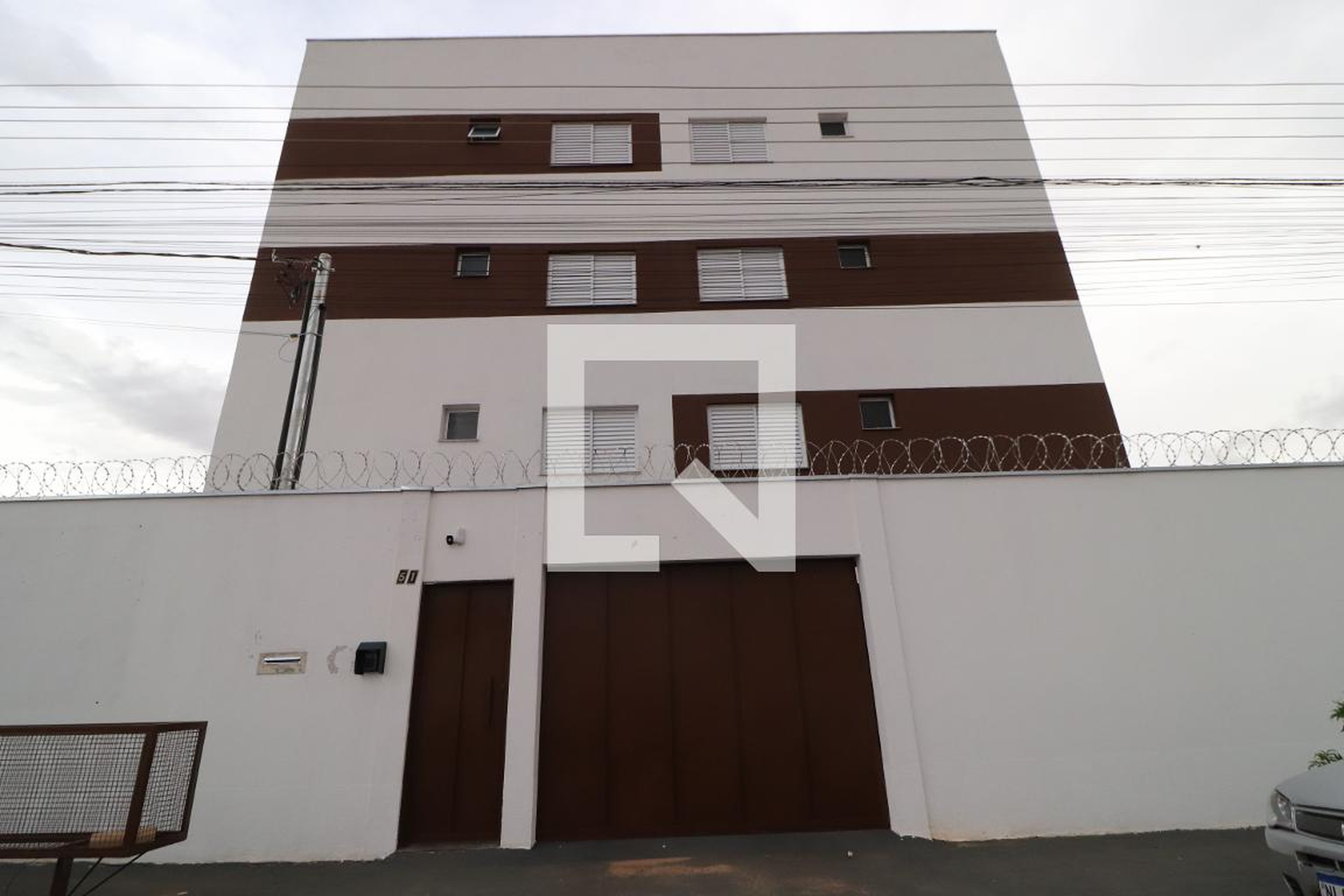 Fachada Condomínio em Rua Delermando Rangel, 51