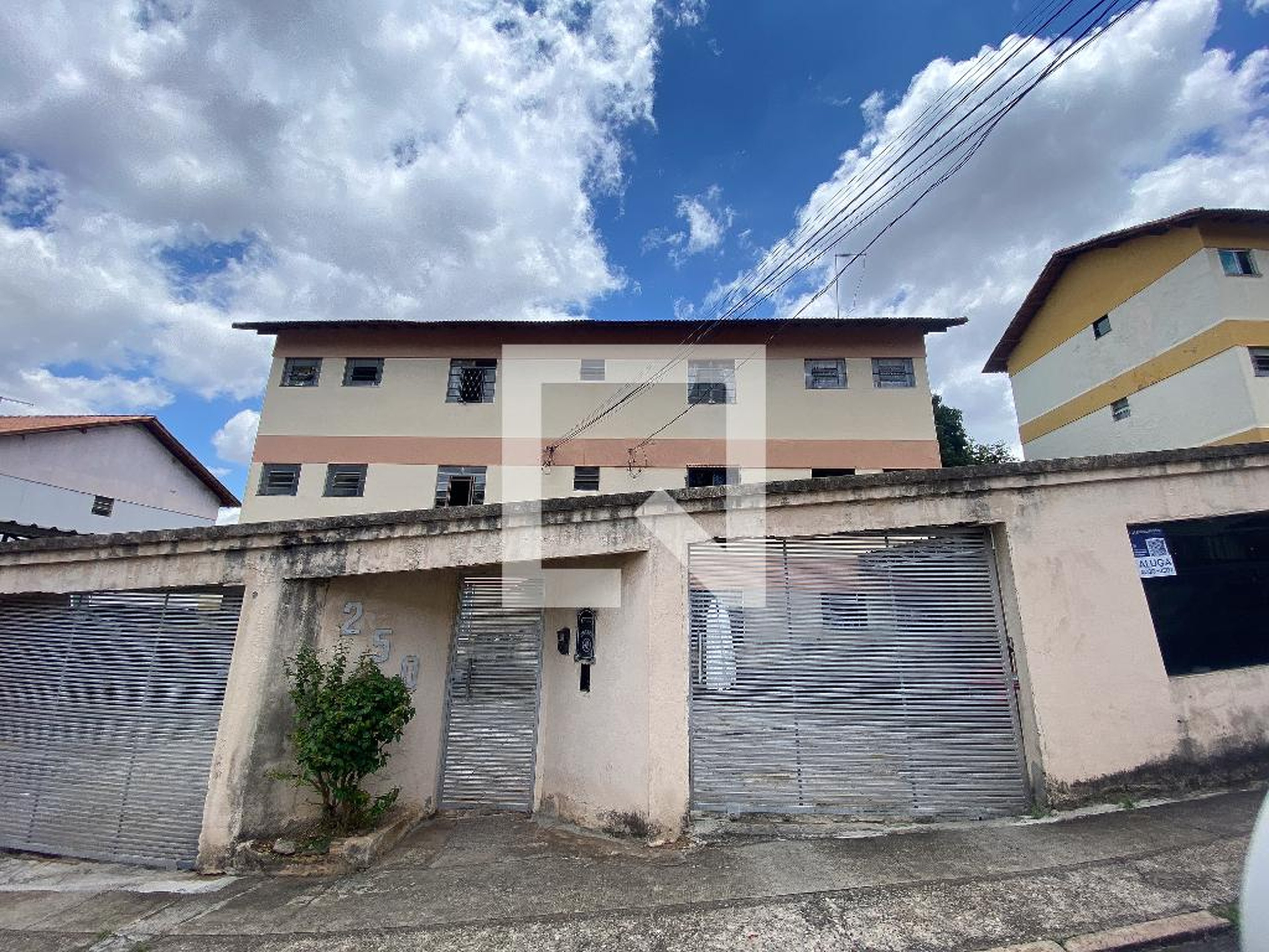 Fachada Condomínio em Rua W-4, 250