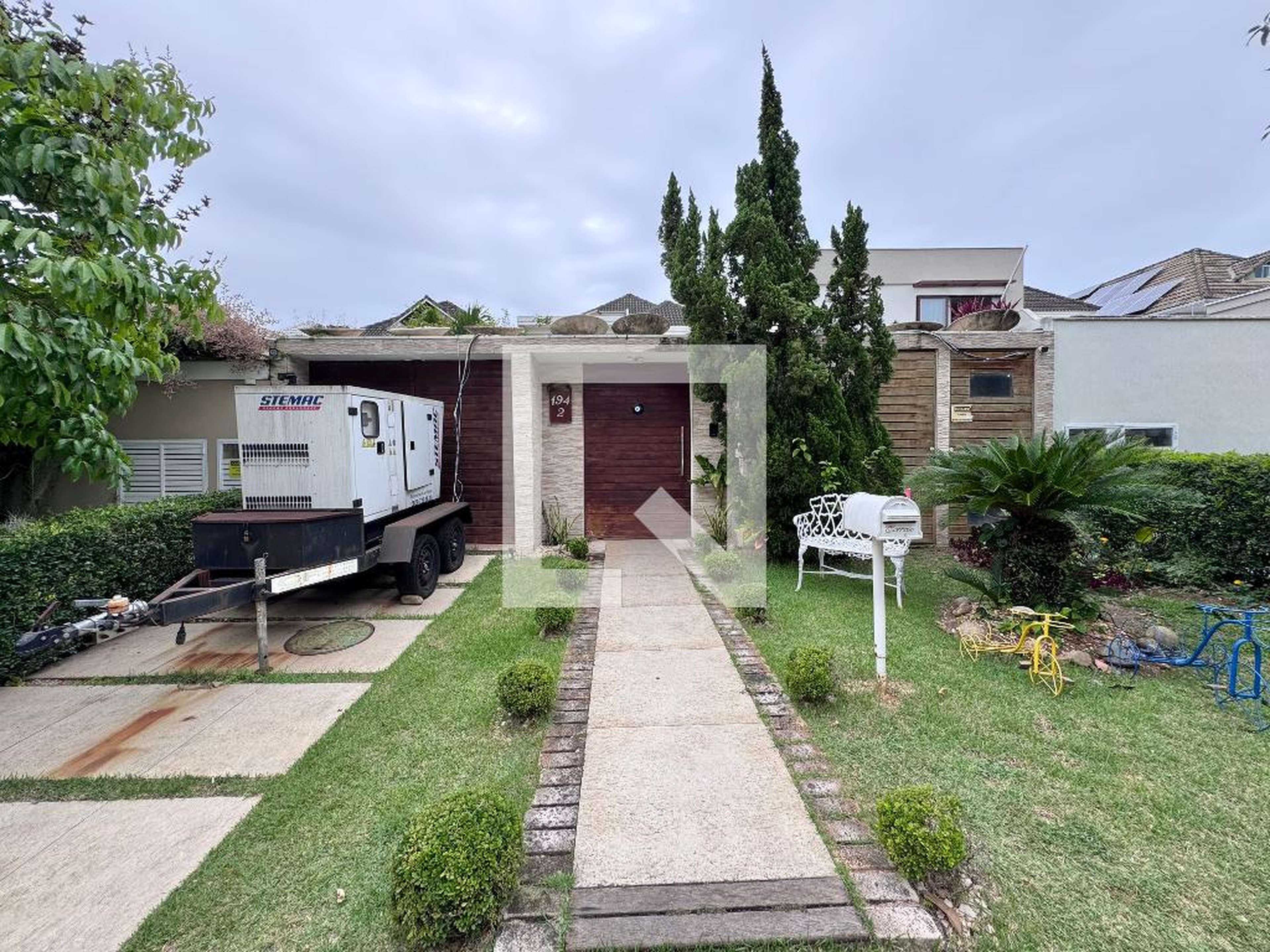 Fachada Condomínio em Rua Orlando Madeira de Lei, 195
