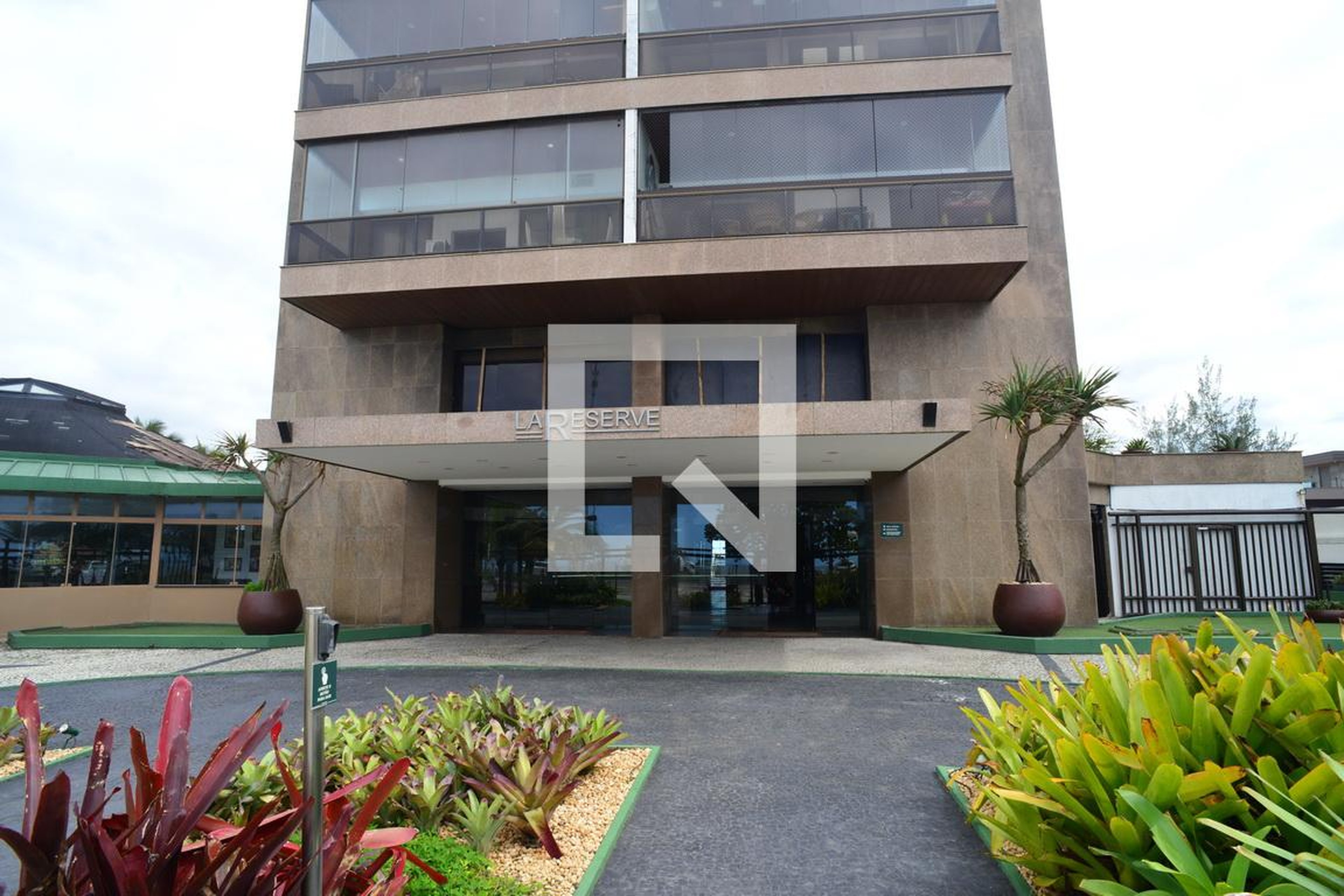 Fachada Condomínio La Reserve