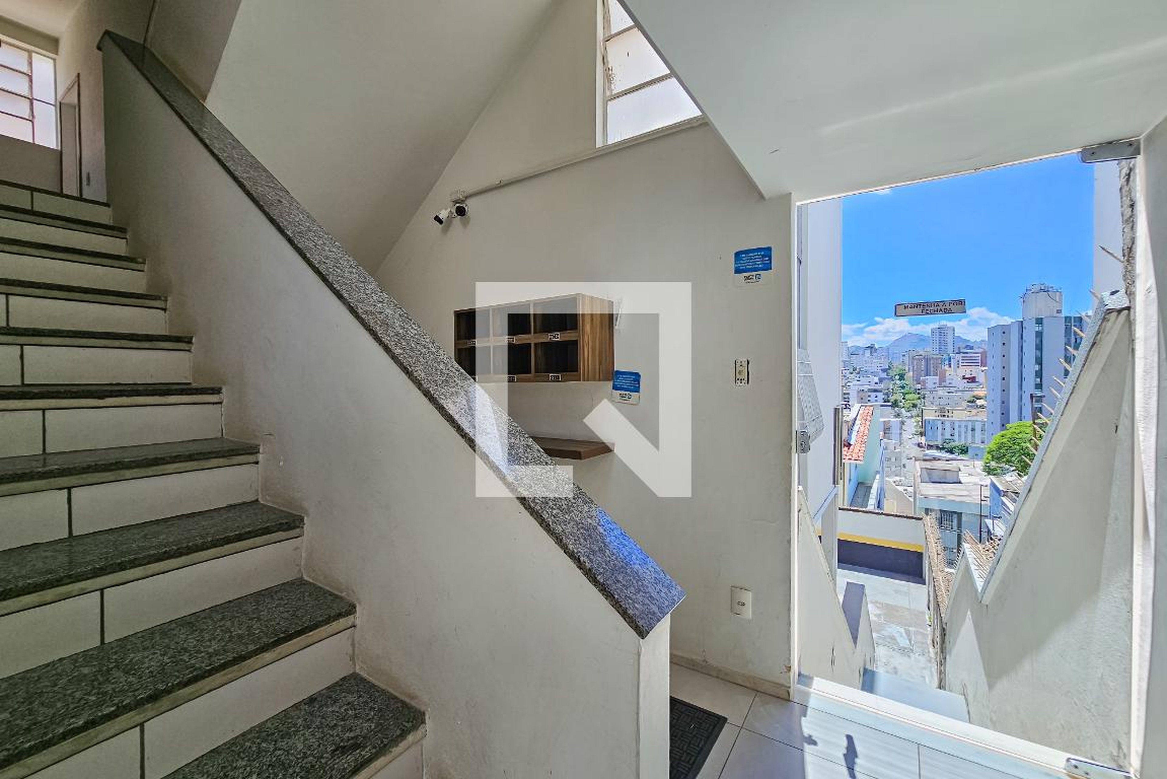 Hall social Condomínio em Rua Perdigão Malheiros, 241