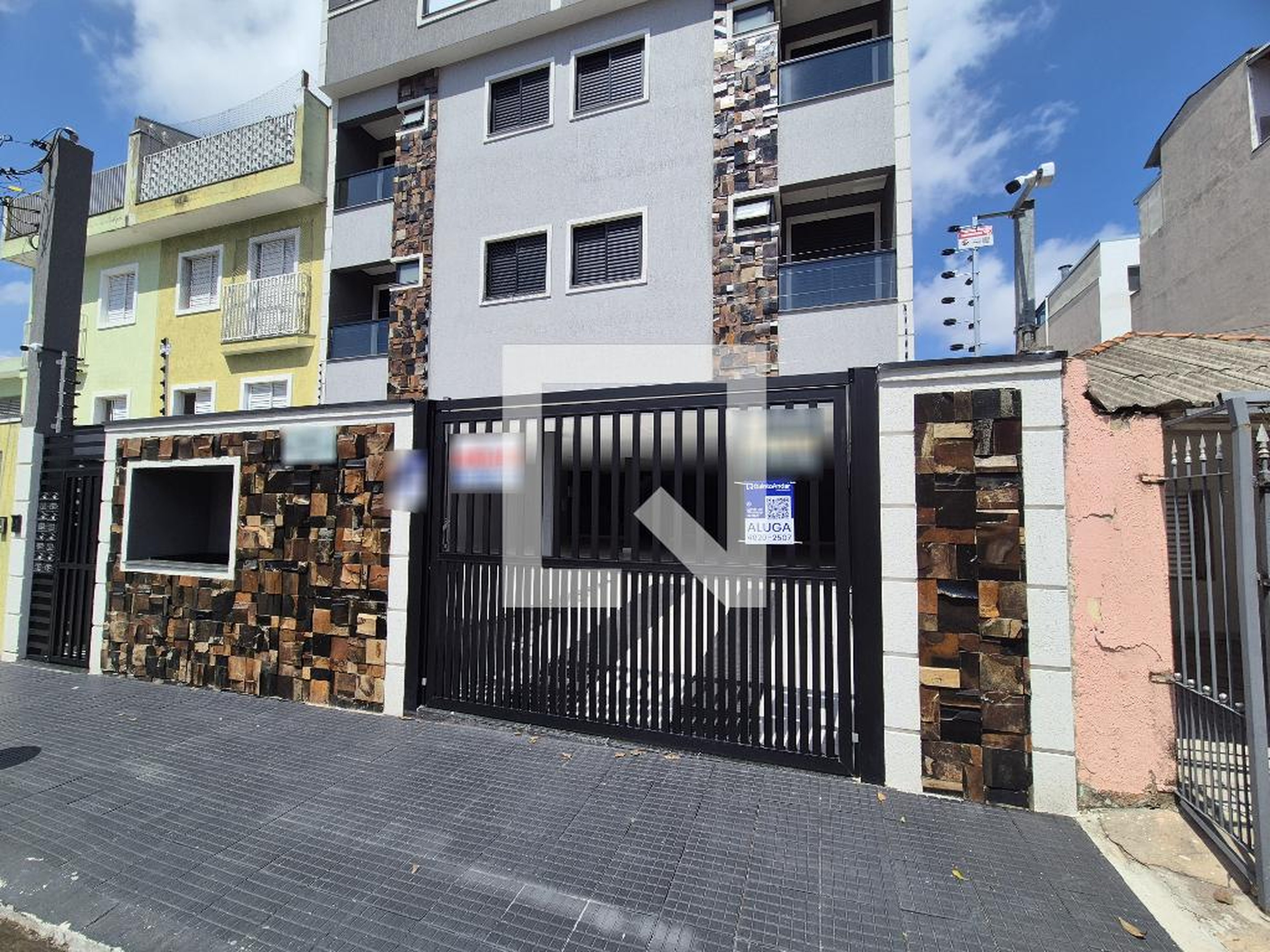 Fachada Condomínio em Rua Evangelista de Souza, 147