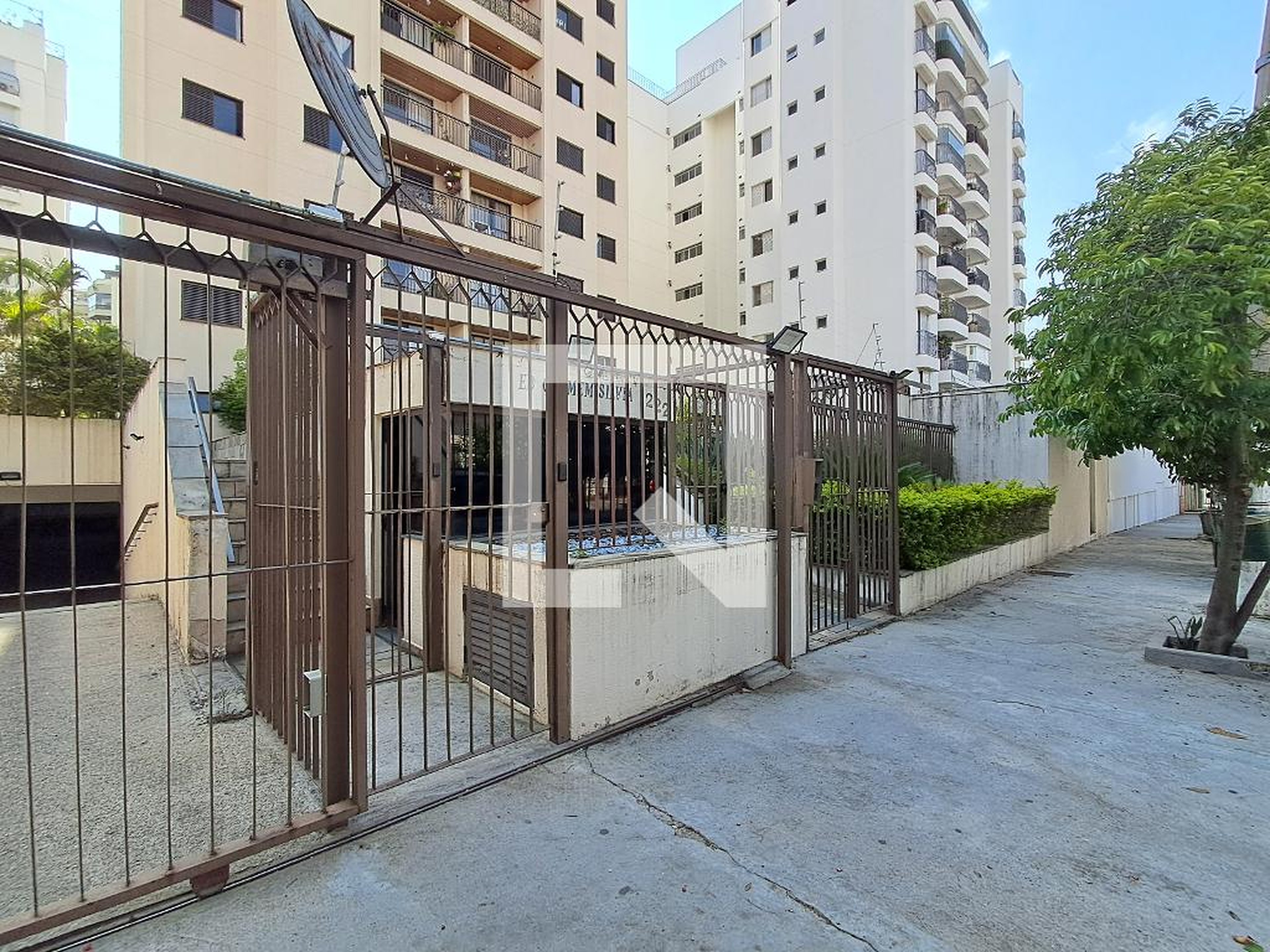 Fachada Condomínio em Rua Guaricanga, 54