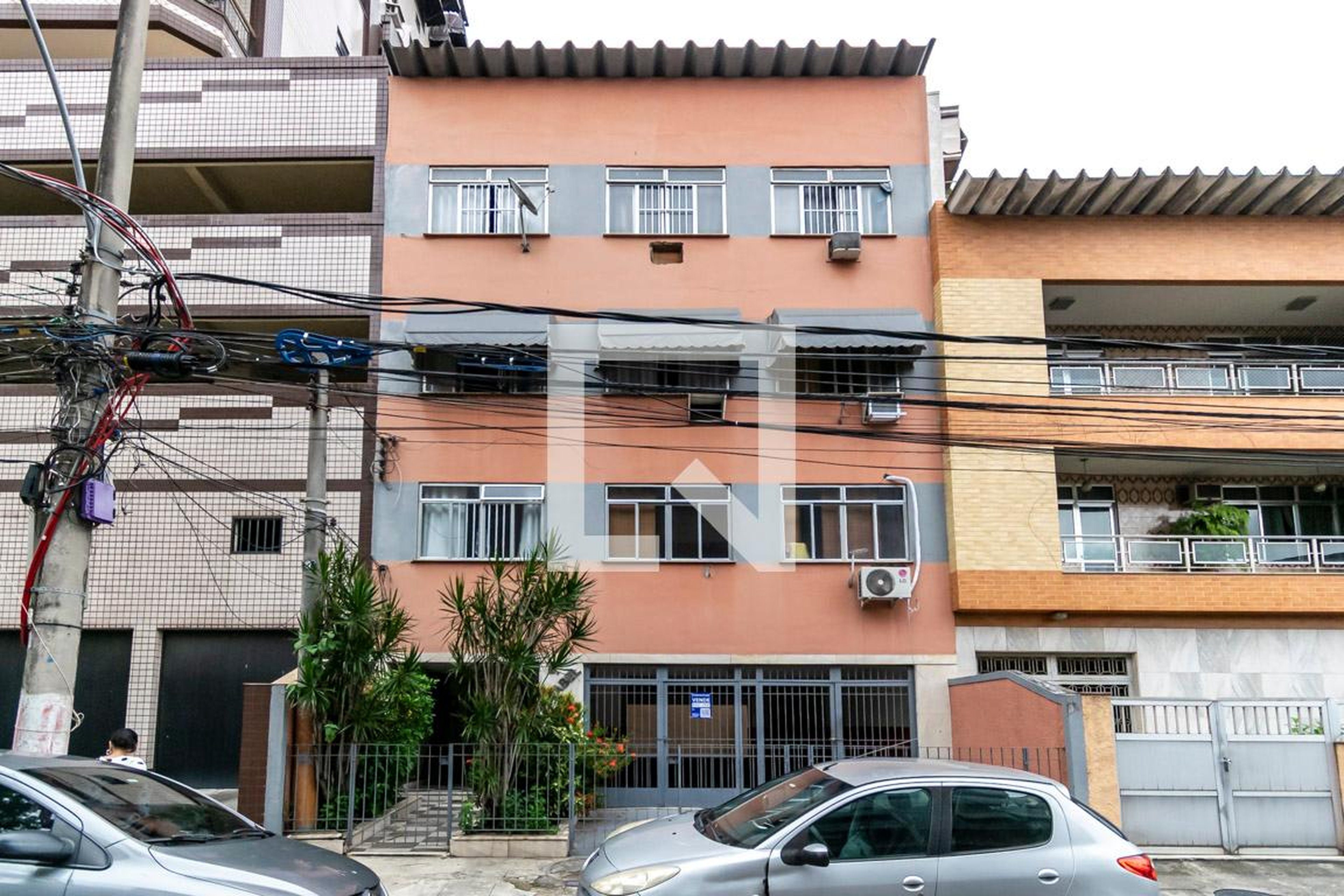 Fachada do Prédio Condomínio em Rua Luperce Miranda, 27