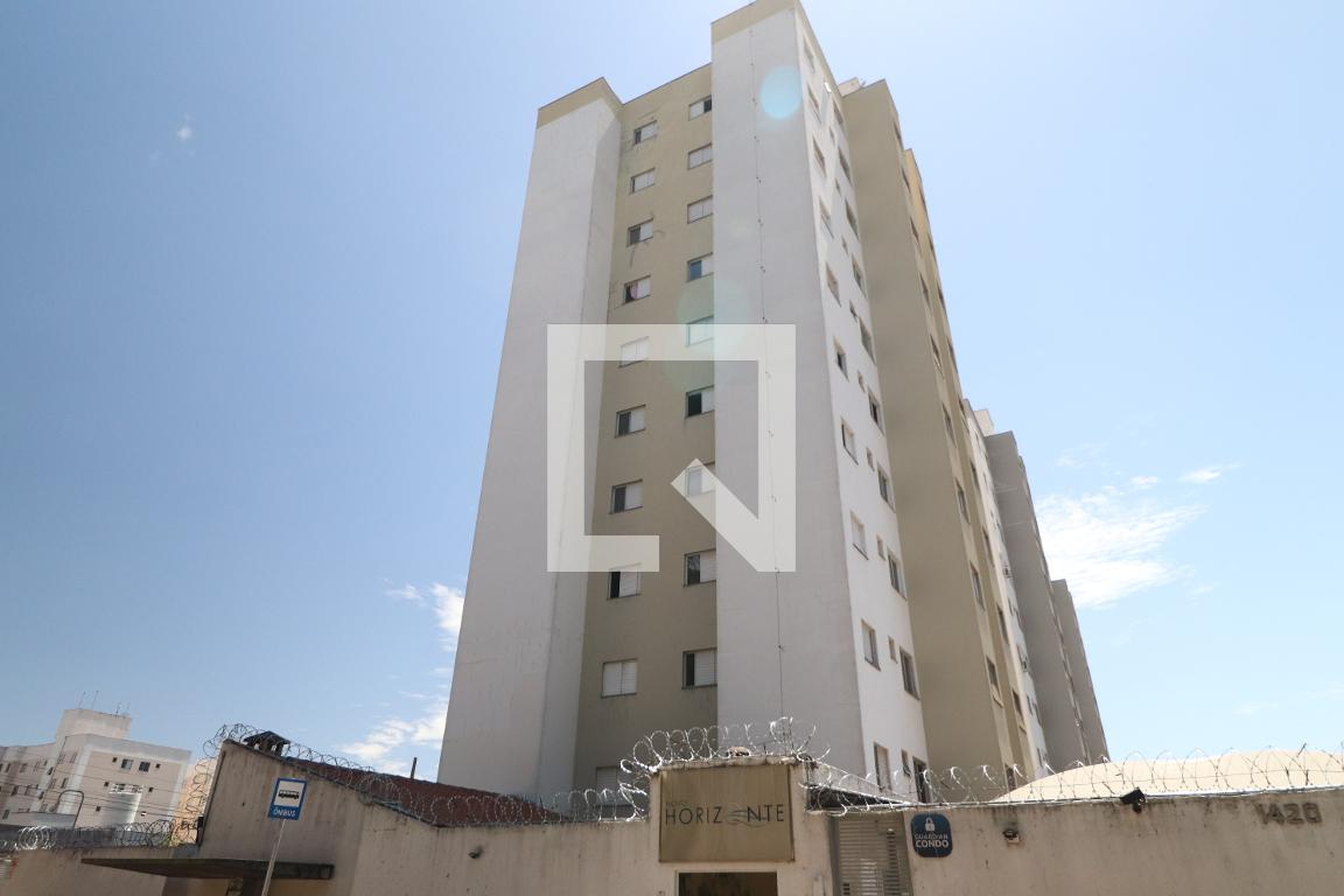 Fachada Condomínio em Rua das Paineiras, 1420