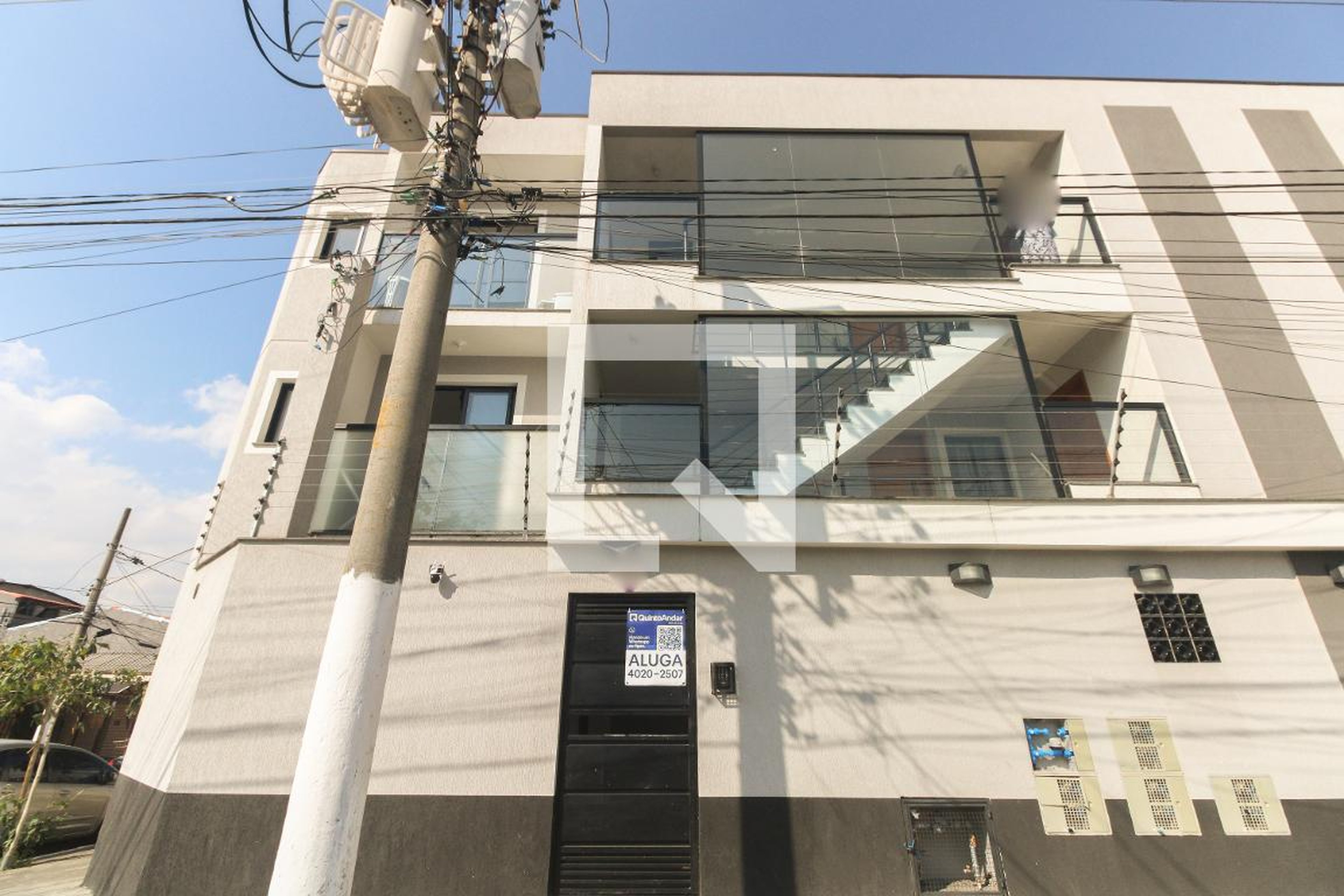 Fachada Condomínio em Rua Henrique Osvaldo, 2