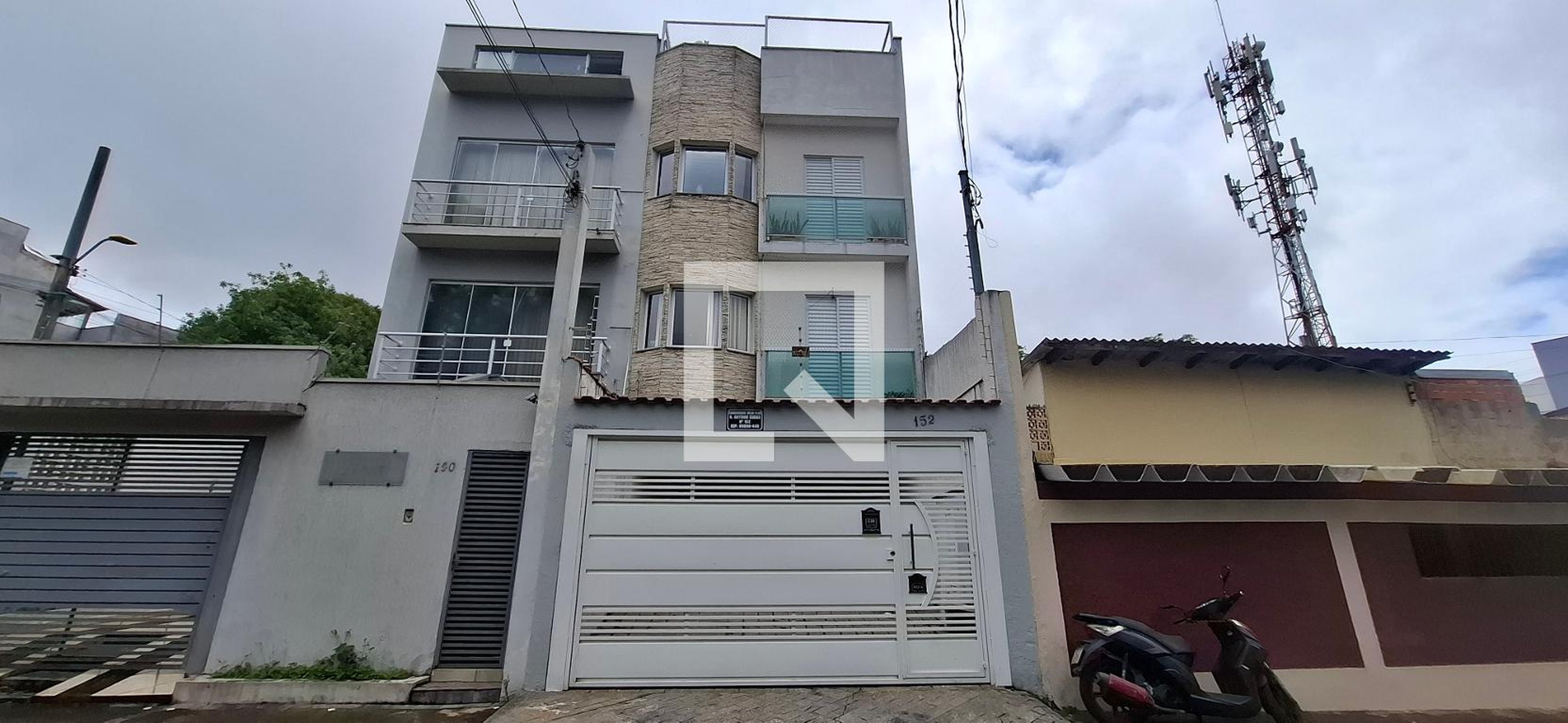Fachada Condomínio em Rua Antônio Cubas, 152