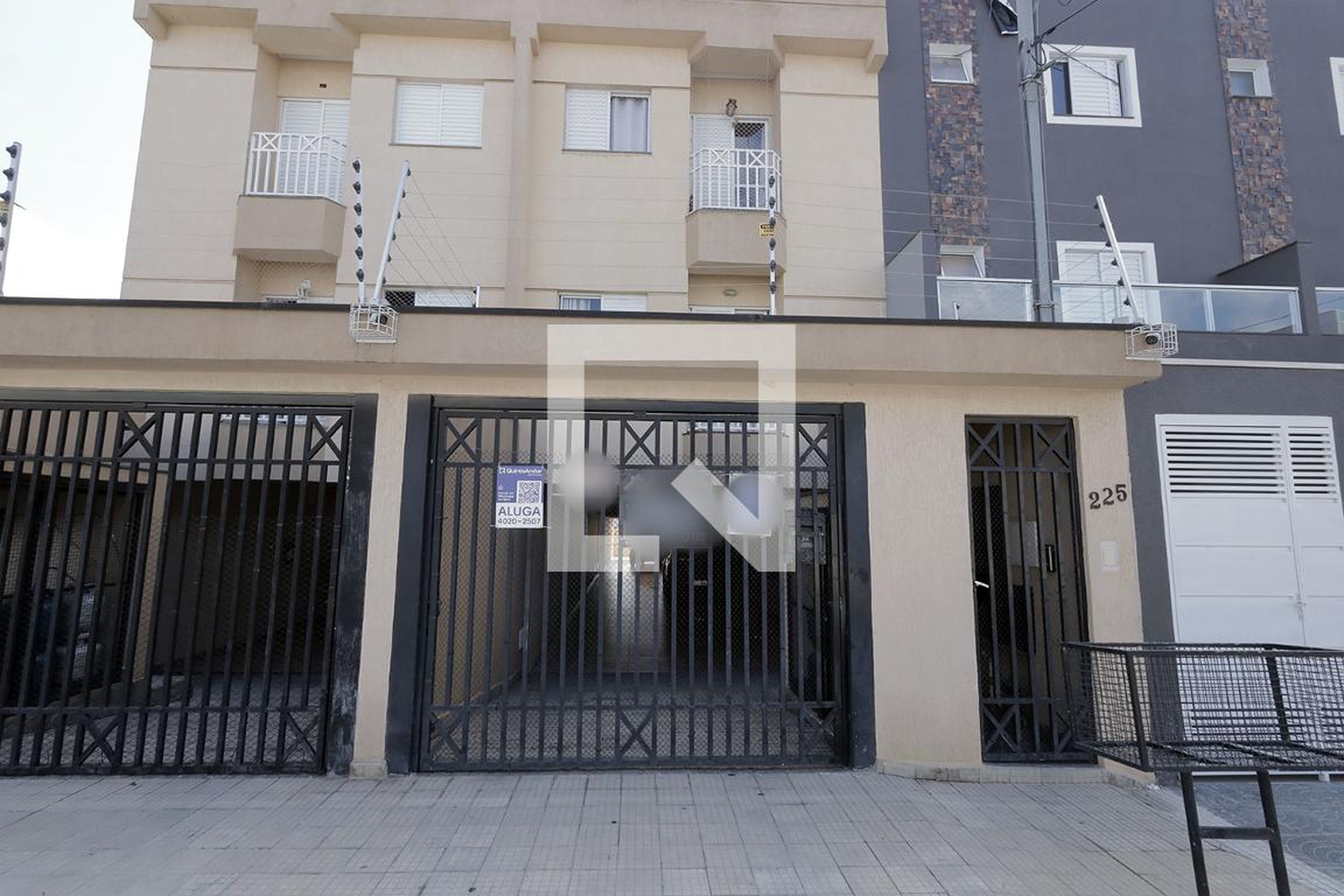 Fachada Condomínio em Rua Madri, 225