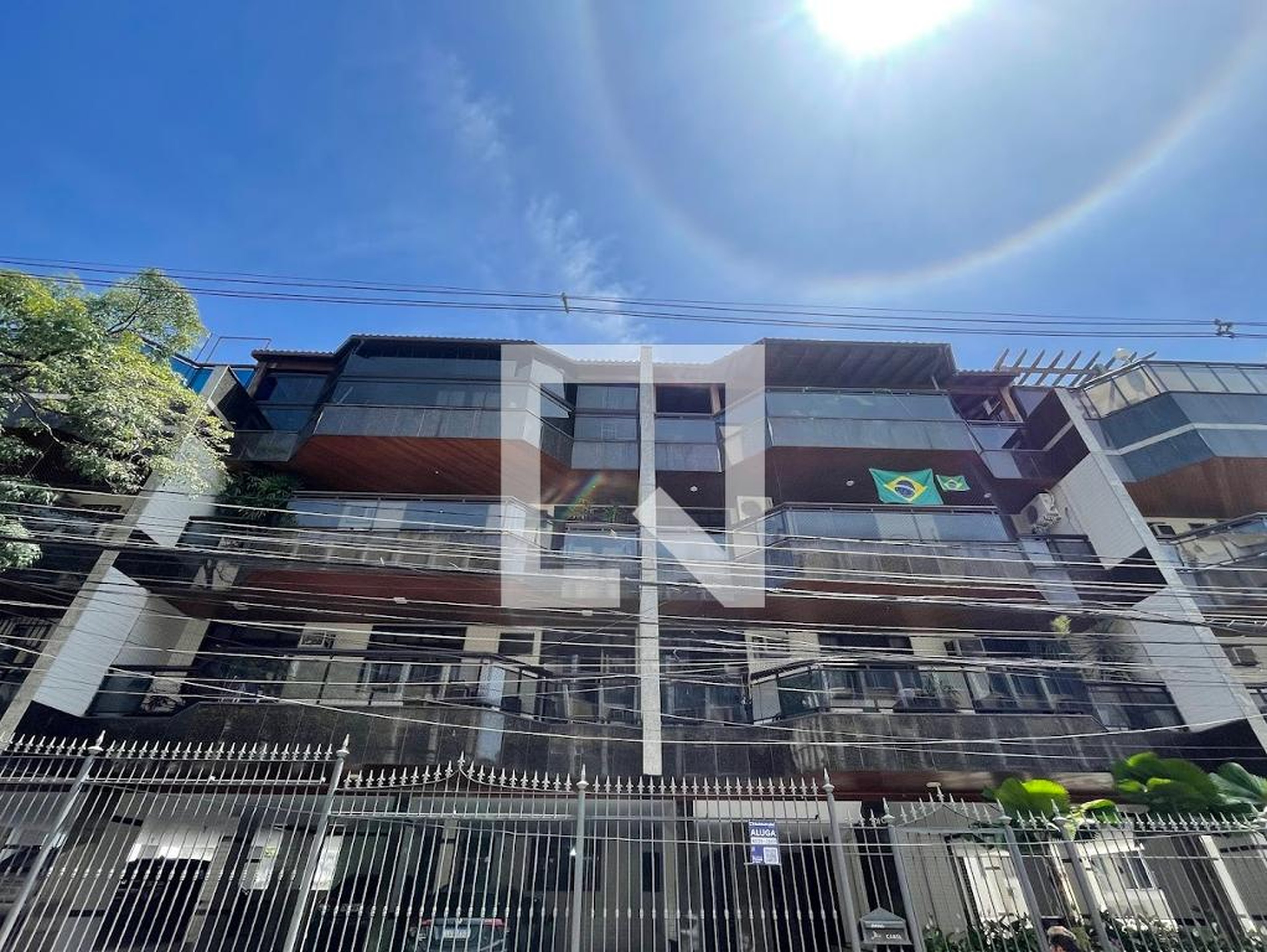 Fachada Condomínio em Rua Alberto Maranhão, 340