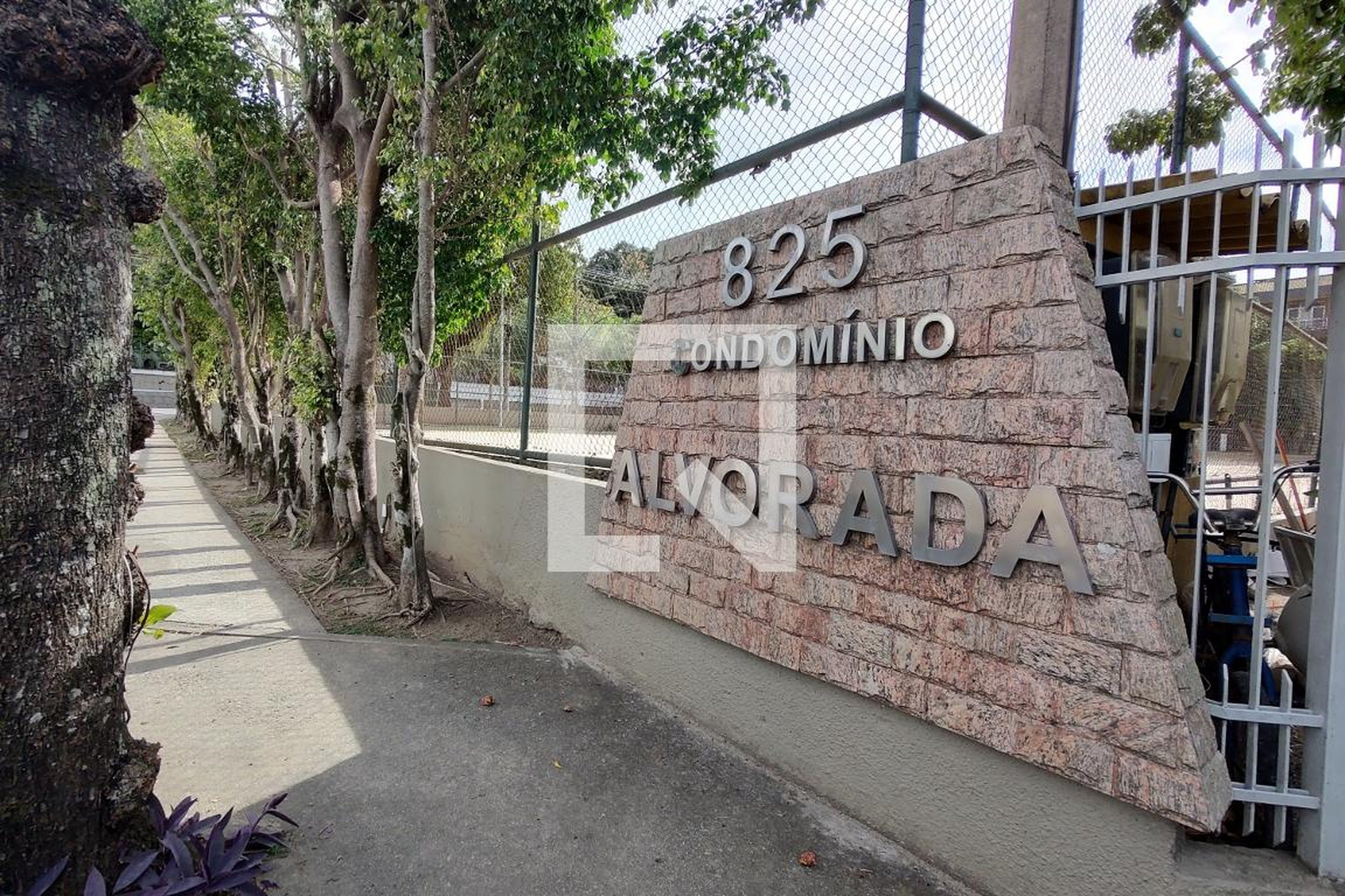 Fachada do condomínio Condomínio em Rua São Graciano, 235