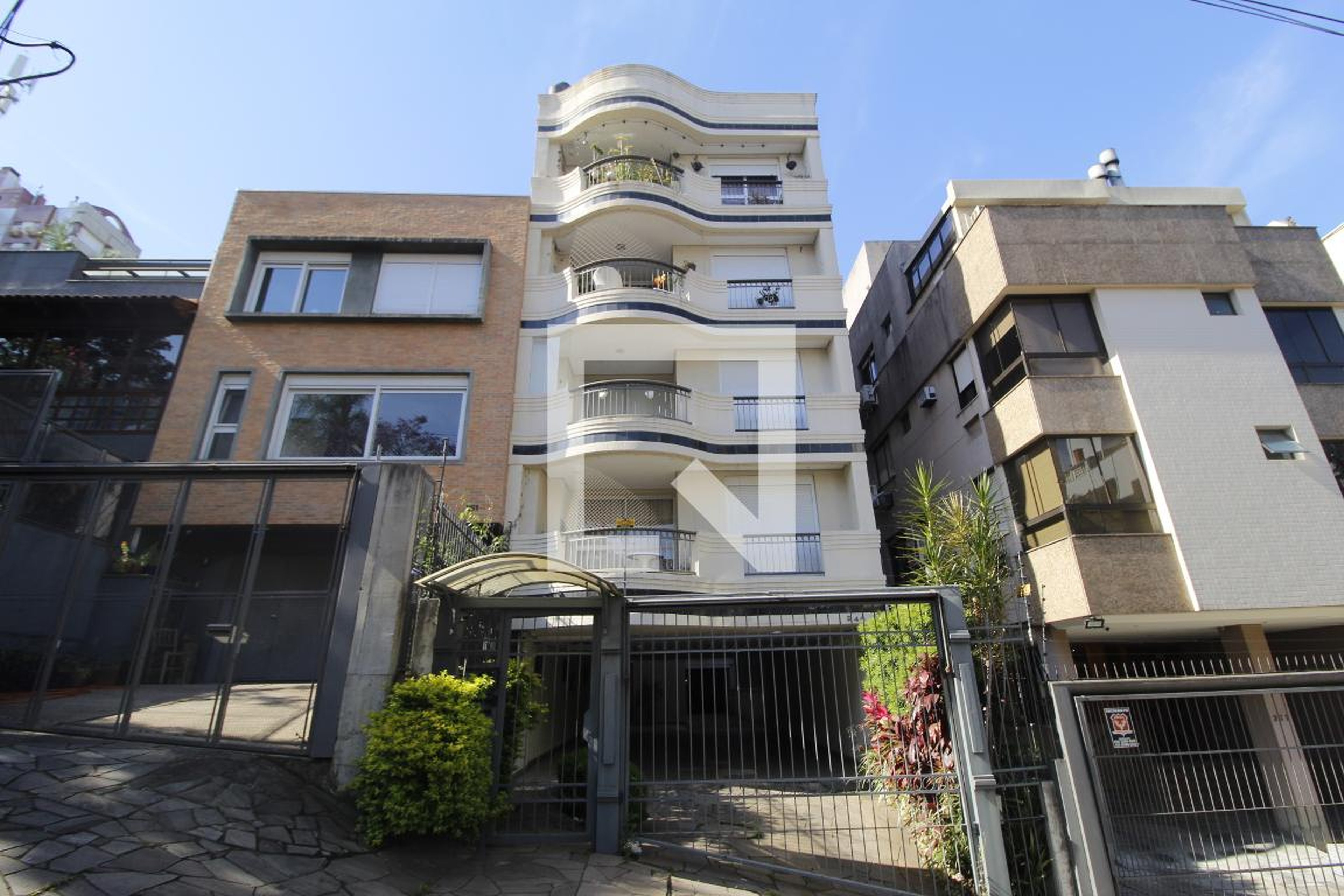 Fachada Condomínio em Rua Pedro Ivo, 245