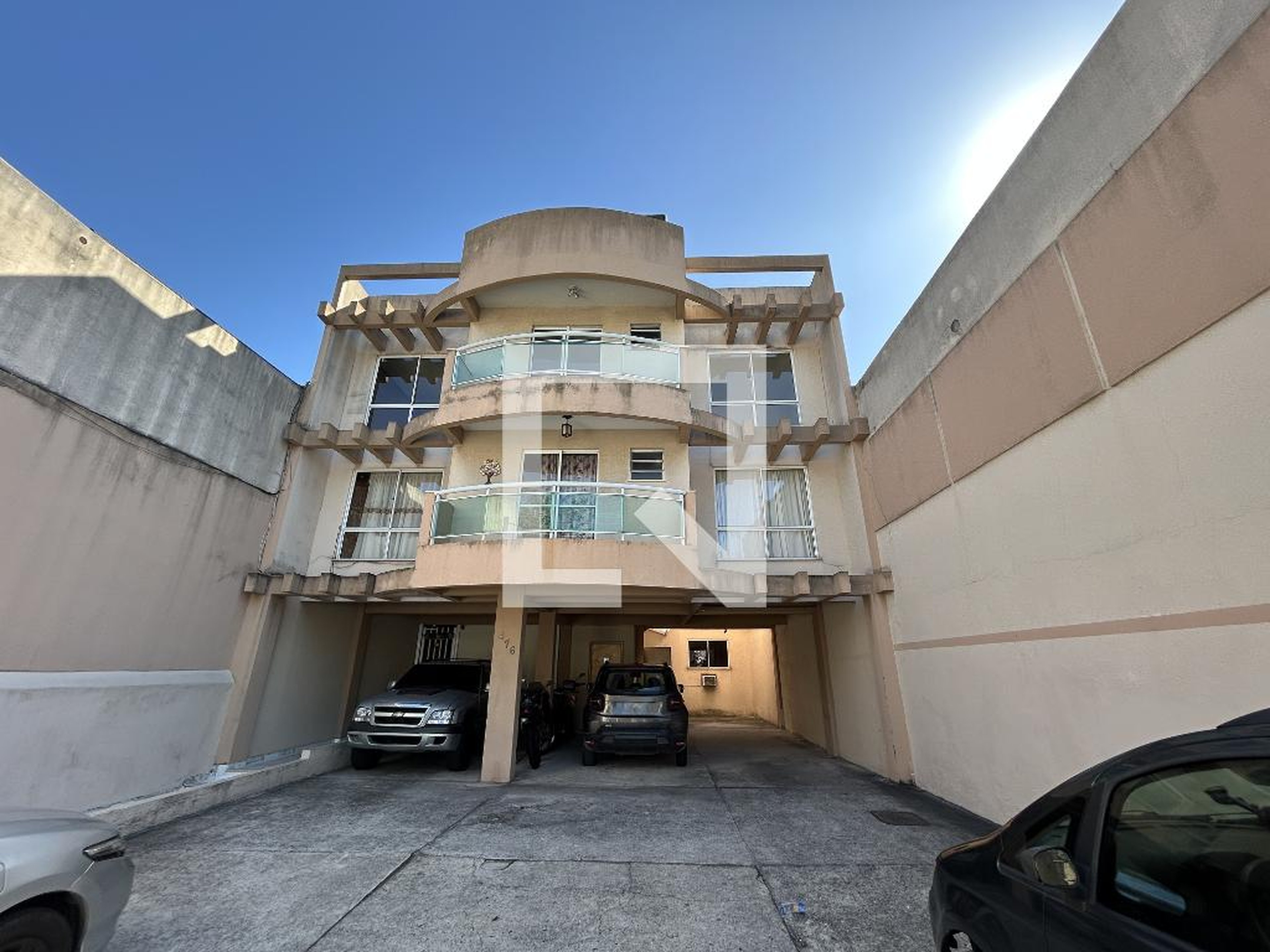 Fachada Condomínio em Rua Caetano da Silva, 476