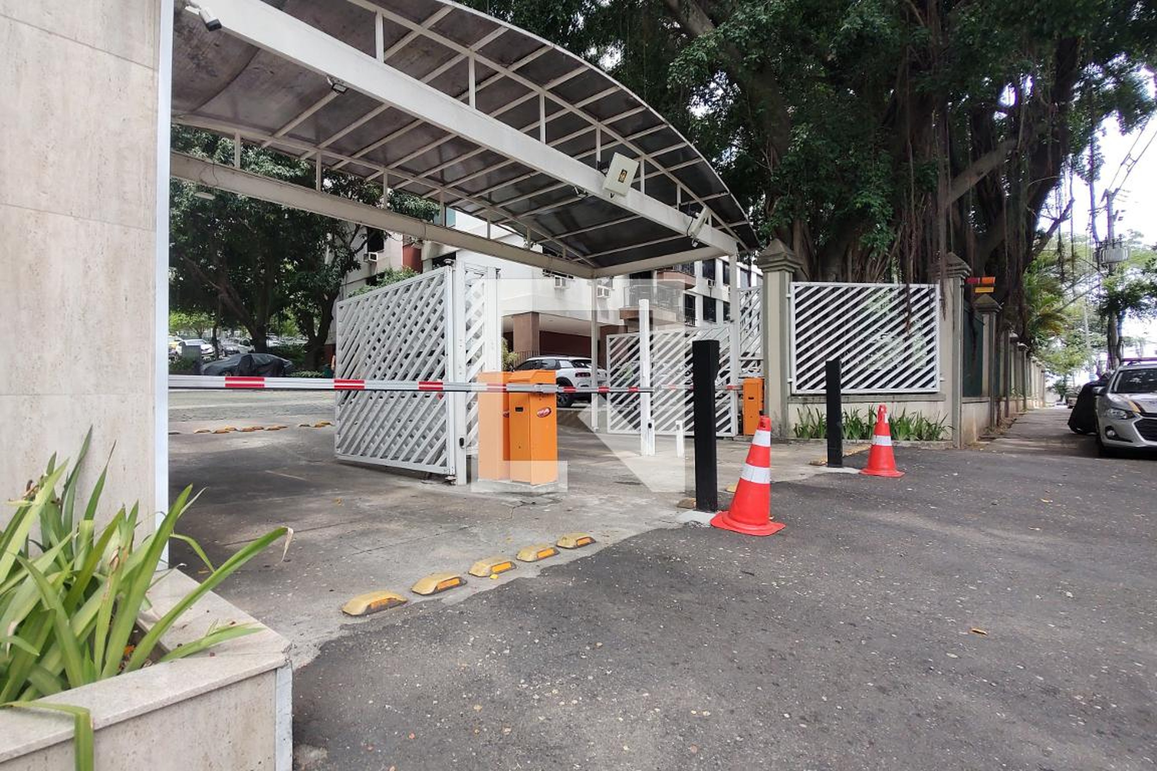 Fachada do condomínio Condomínio Bosque da Mirataia