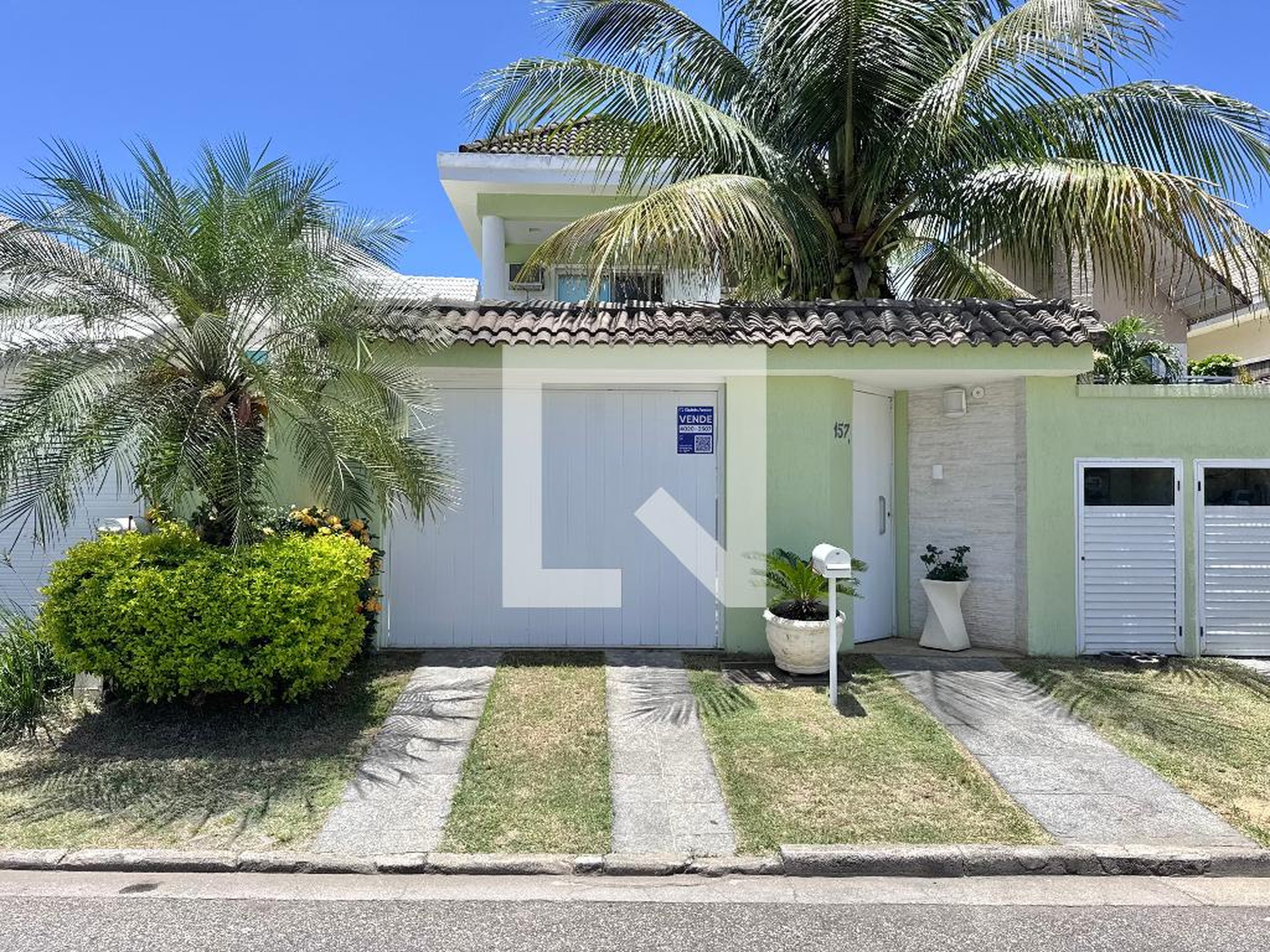 Fachada Condomínio em Rua Jose Zanine Caldas, 157