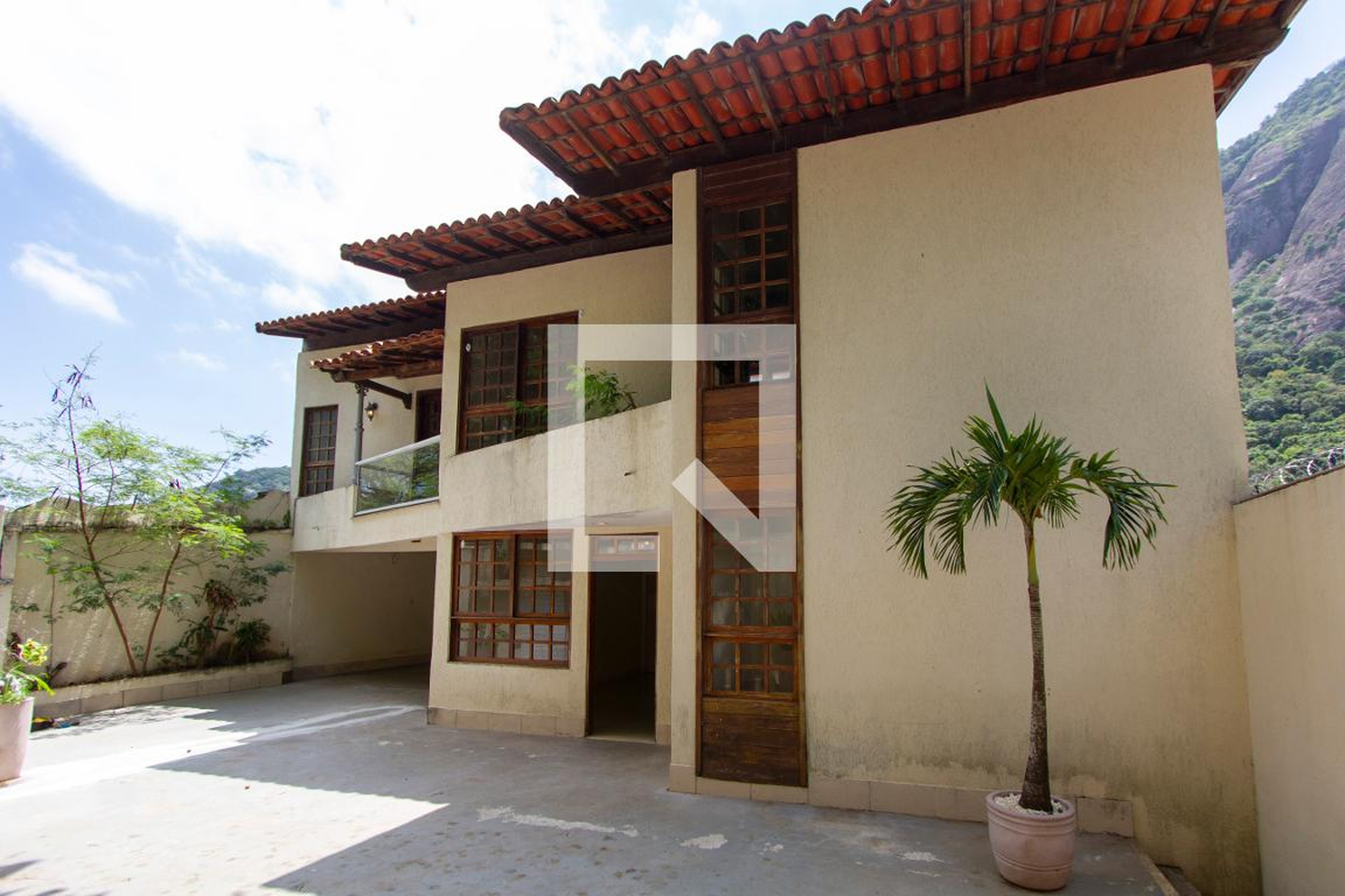 Entrada Condomínio em Rua Professor Júlio Lohman, 122