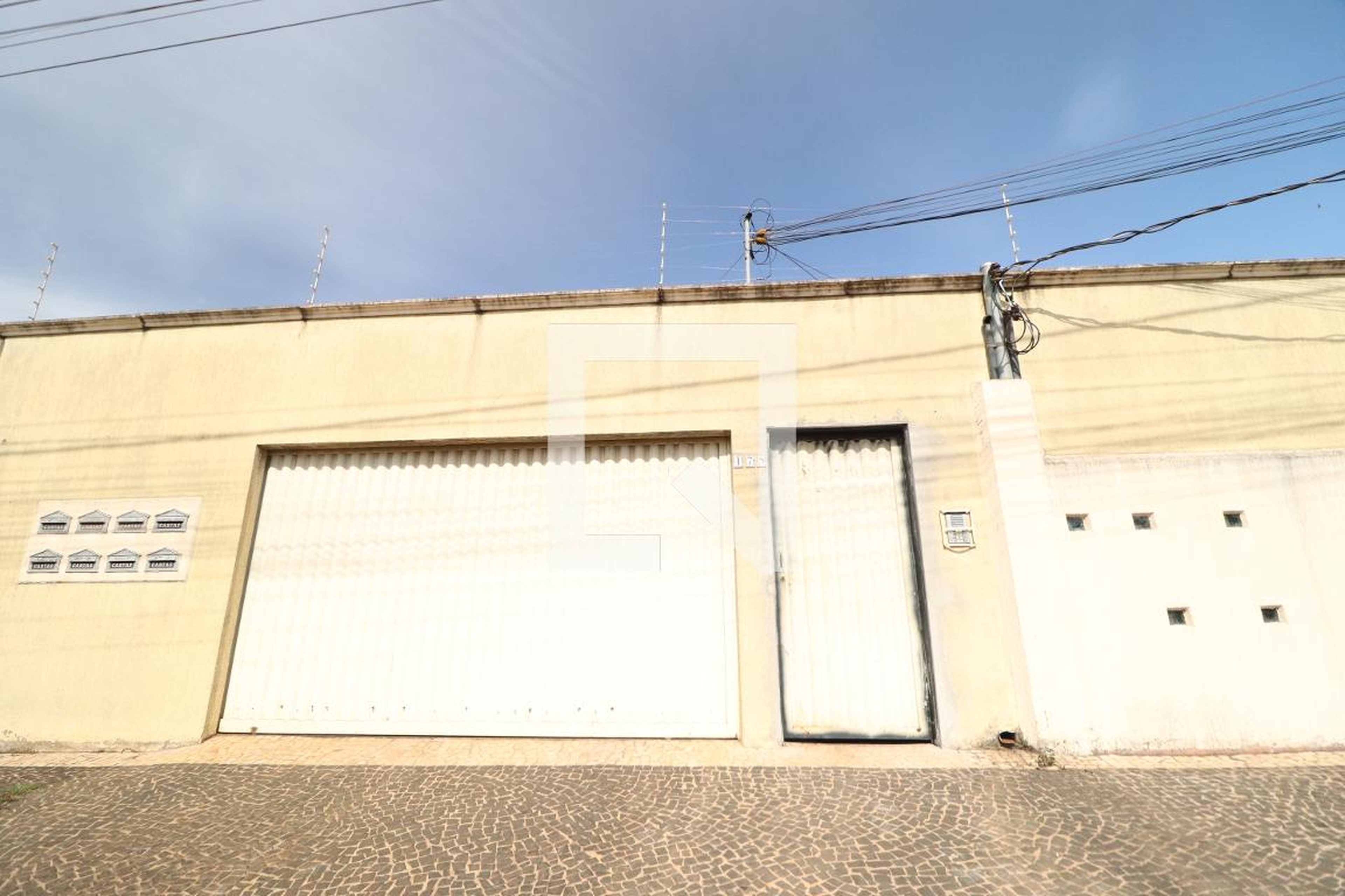 Fachada Condomínio em Rua Damião Pereira, 175