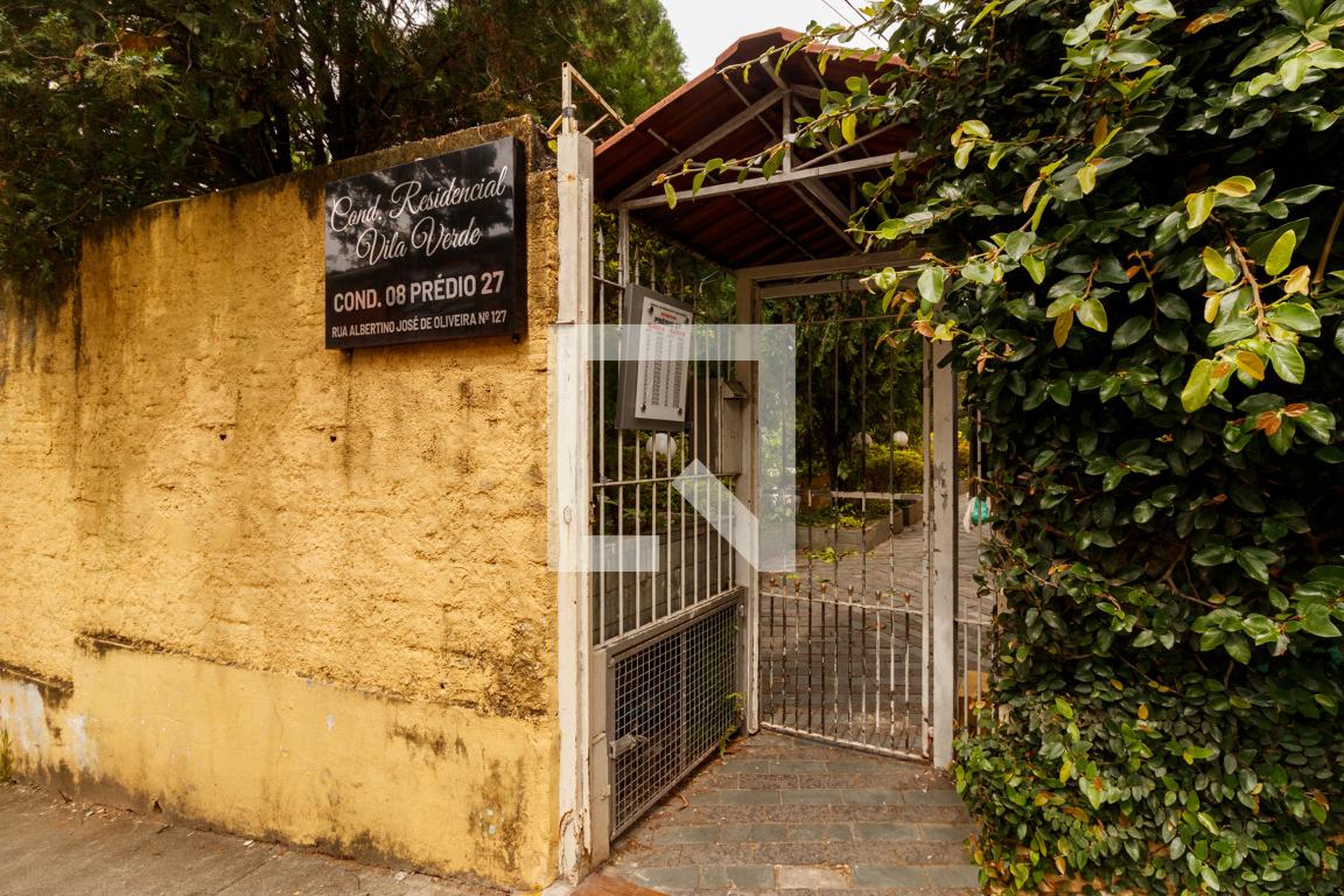 Fachada Condomínio em Rua Albertino José de Oliveira, 127