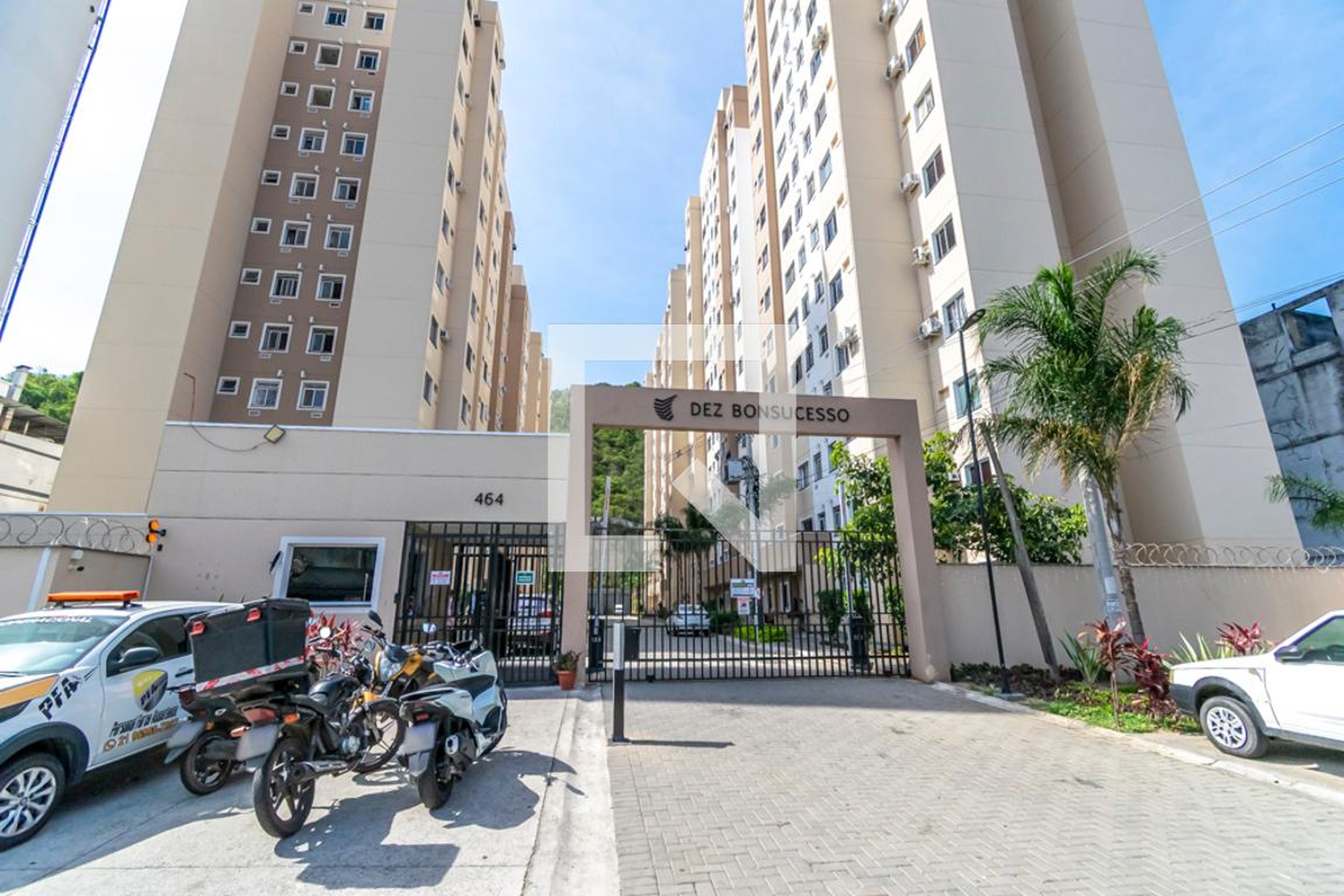 Fachada do Condomínio Condomínio Dez Bonsucesso