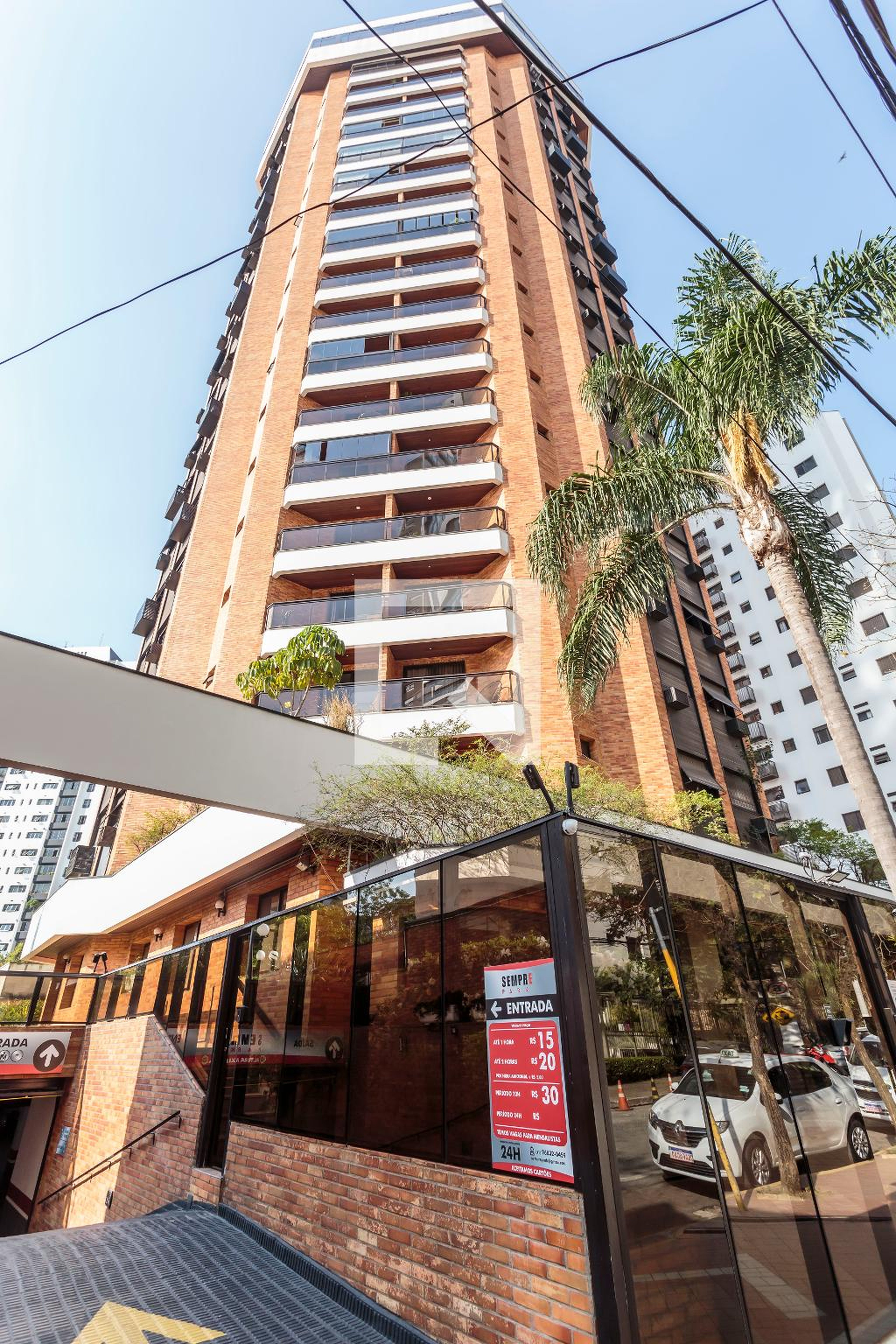 Fachada Condomínio Contemporâneo Home e Service