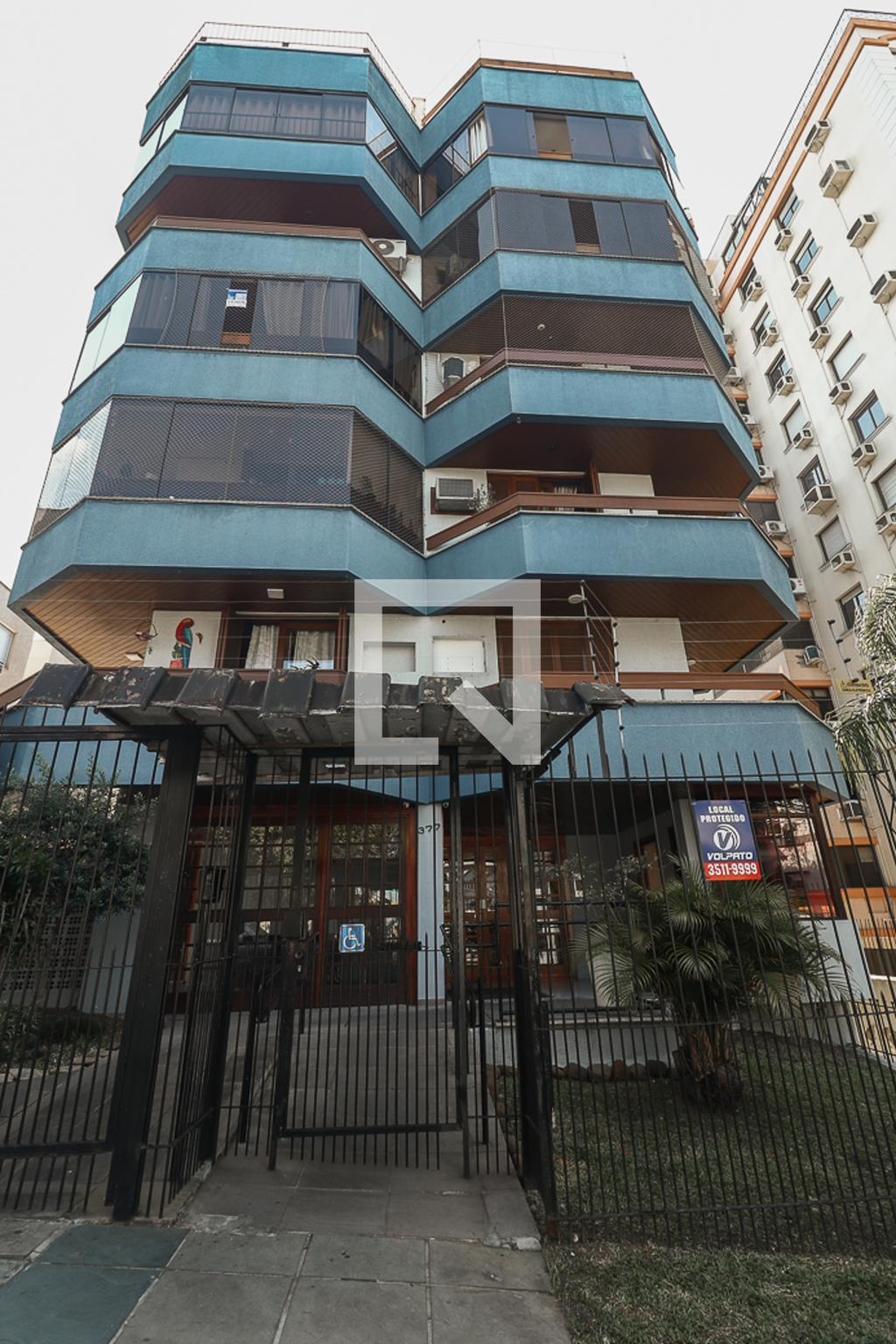 Fachada Condomínio em Rua Alberto Silva, 377