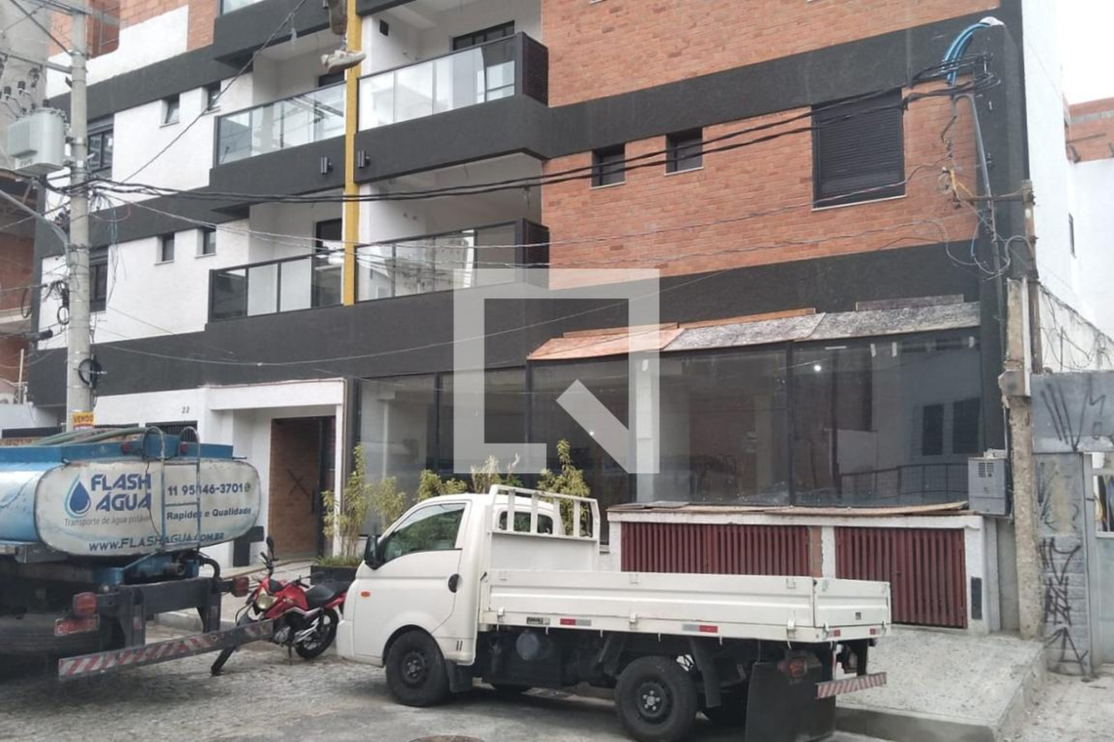 Fachada Condomínio em Rua Sílvio Rodini, 18