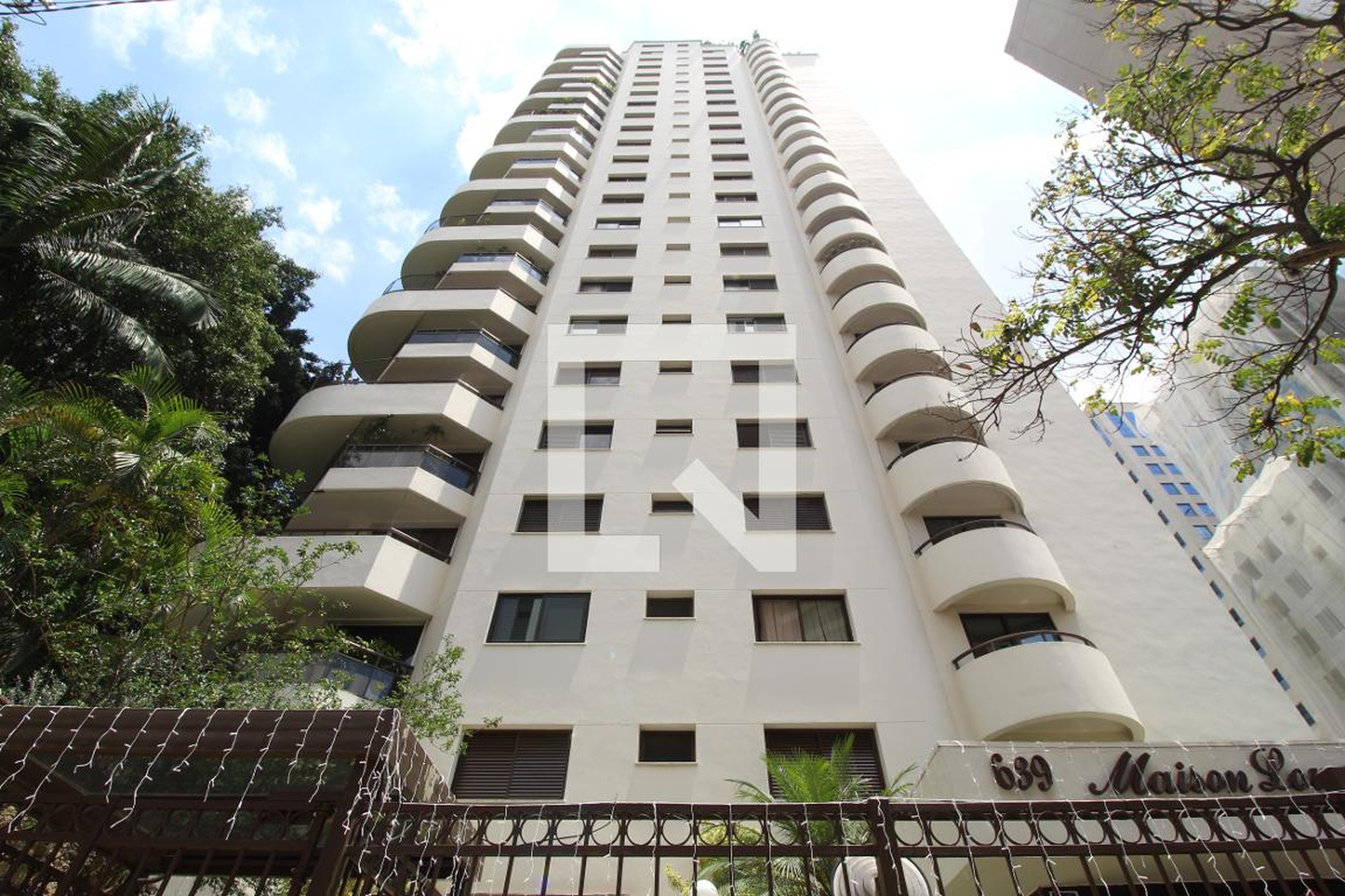 Fachada do Prédio Condomínio Maison Louvre