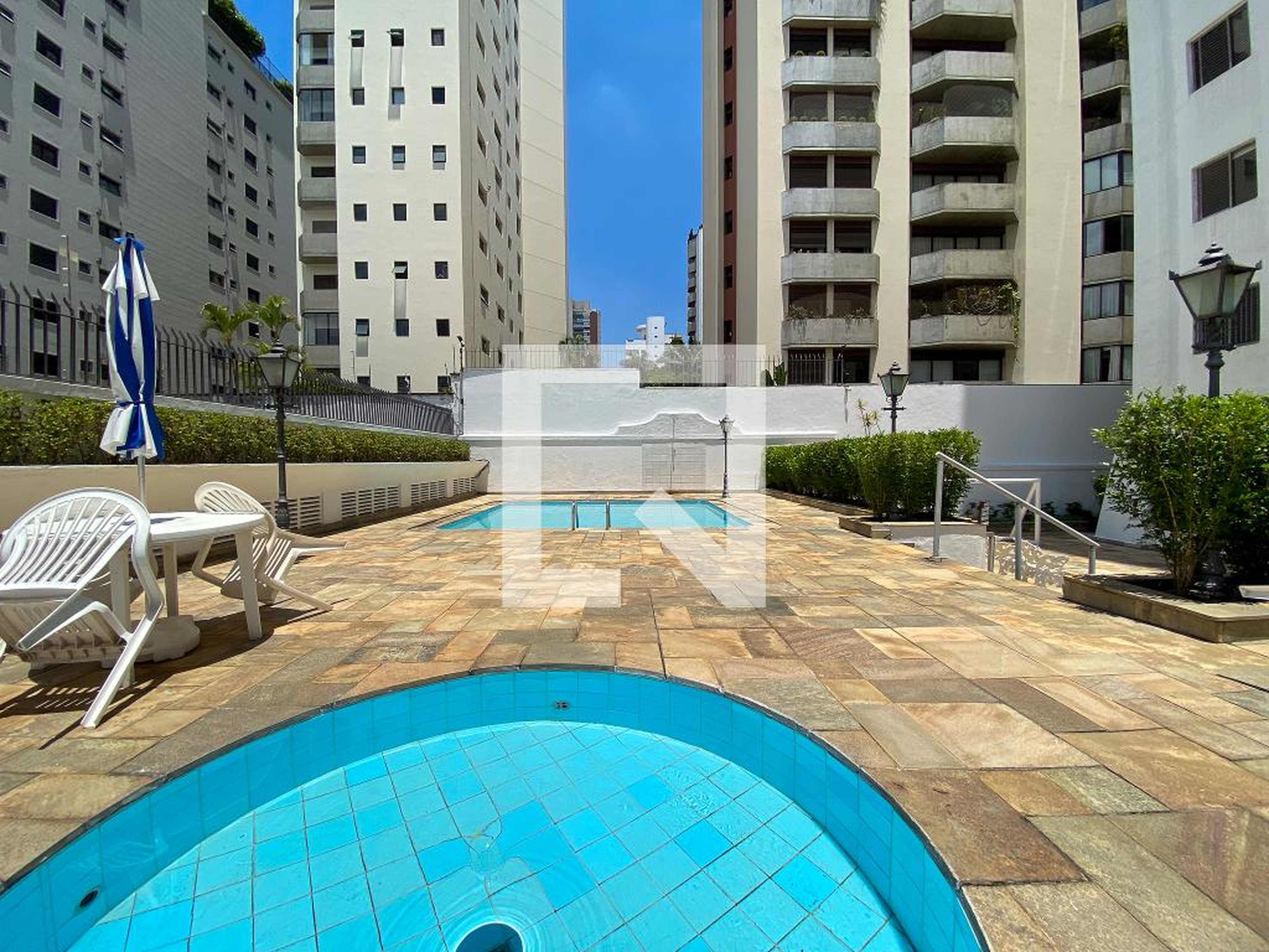 Piscina - Cláudia Maria