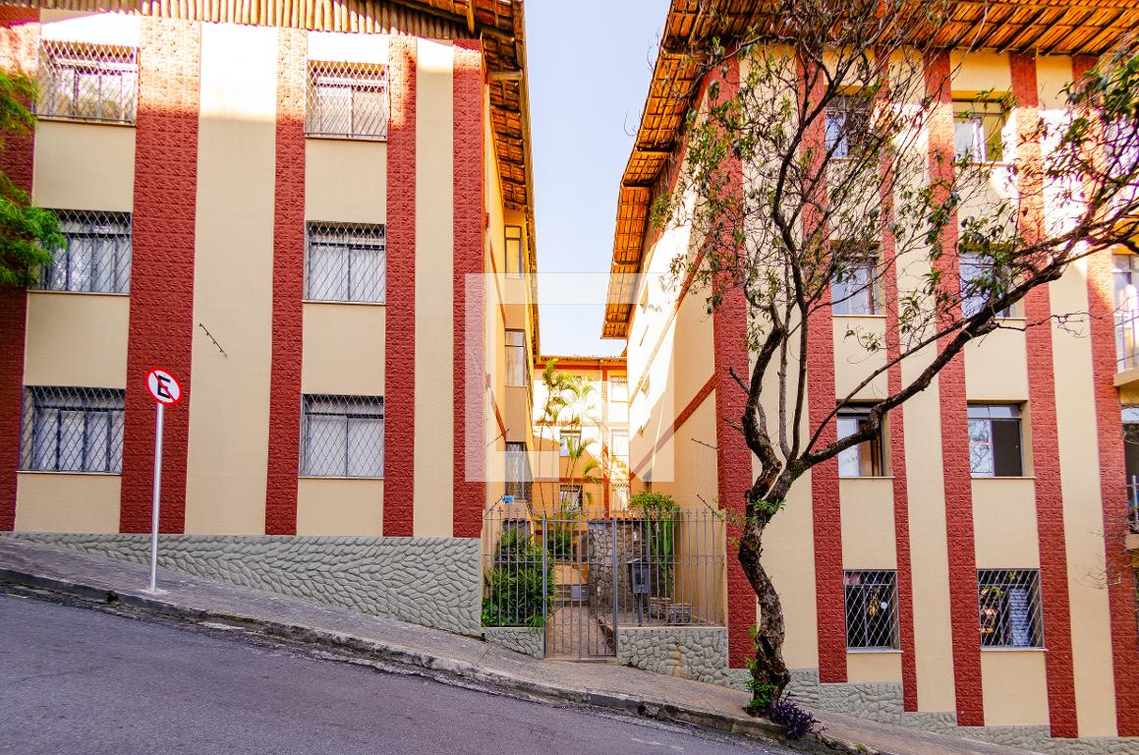 Fachada Condomínio em Rua Dom Aristídes Pôrto, 92