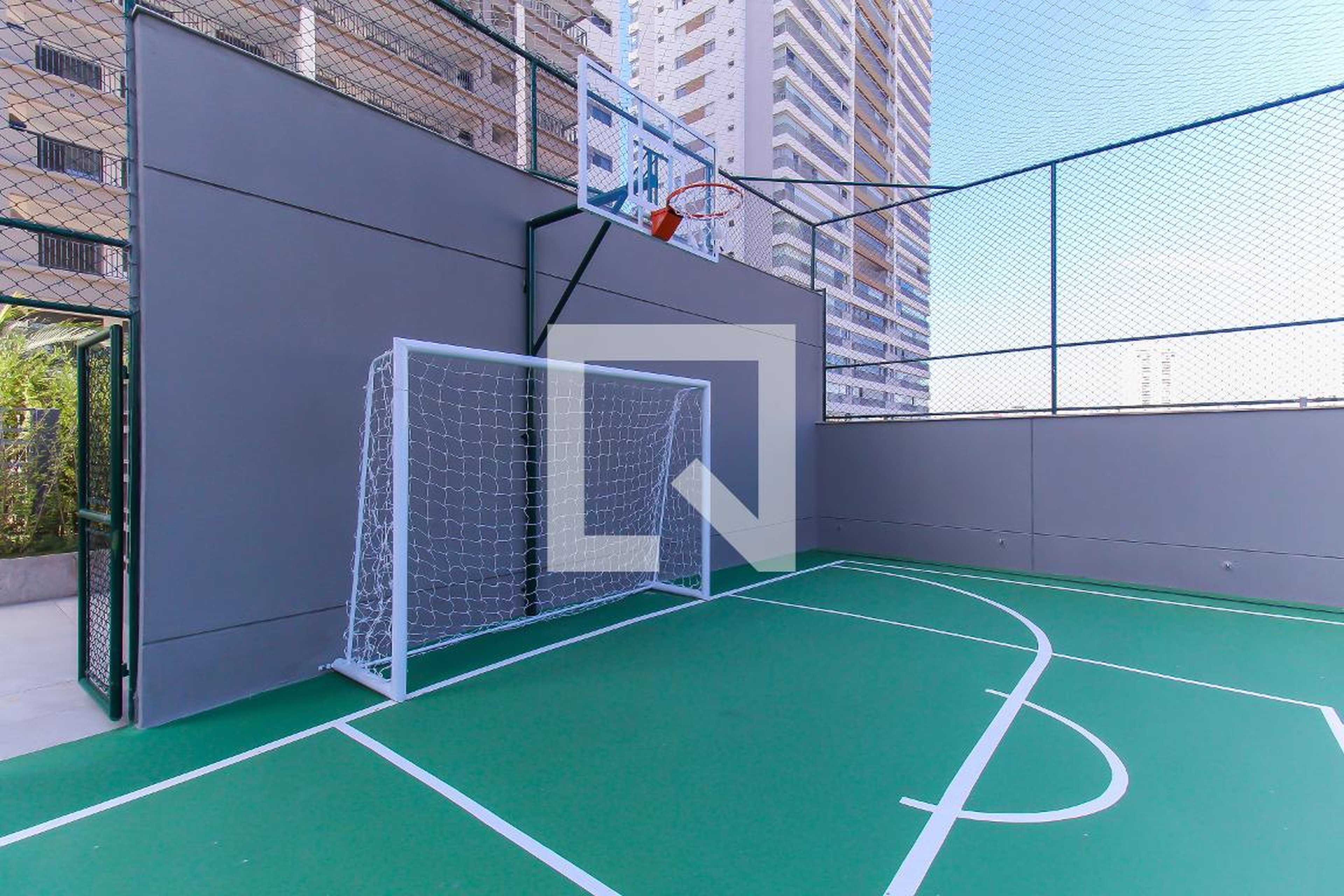 Quadra Condomínio em Rua Padre Adelino, 542