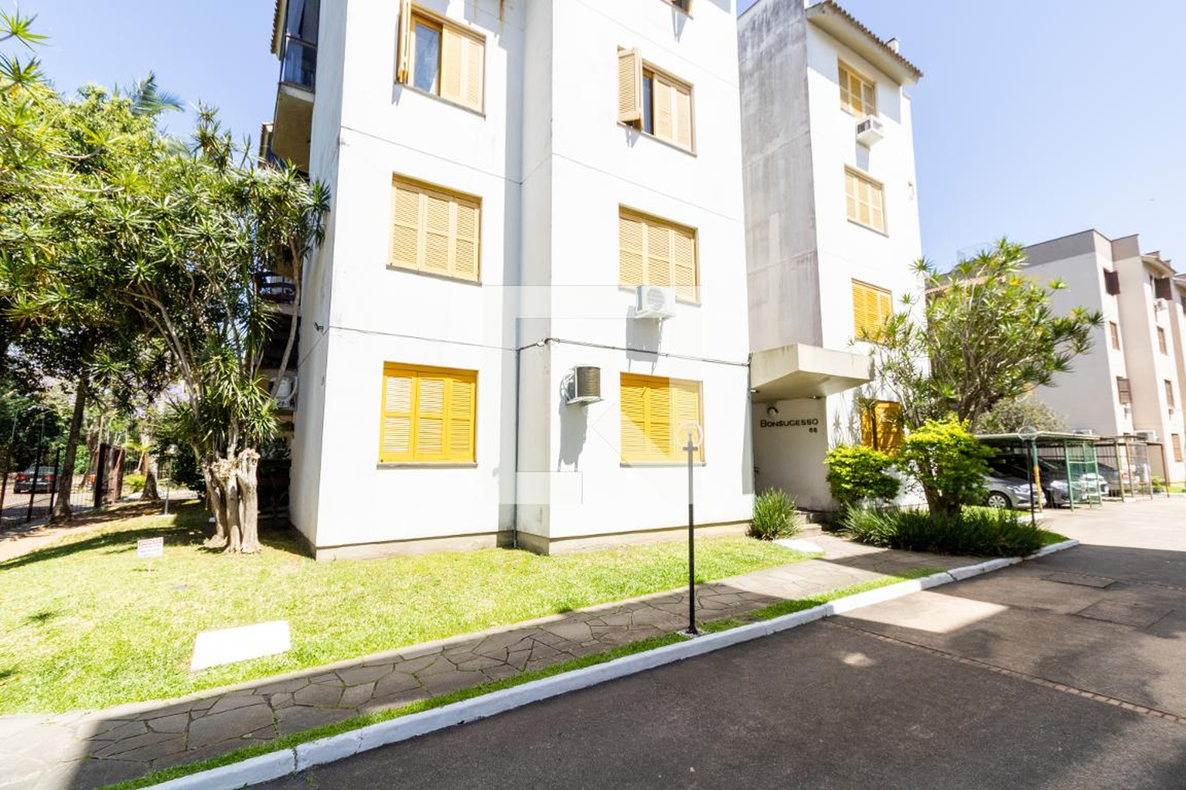 Fachada Condomínio em Rua Moacir Santana, 65