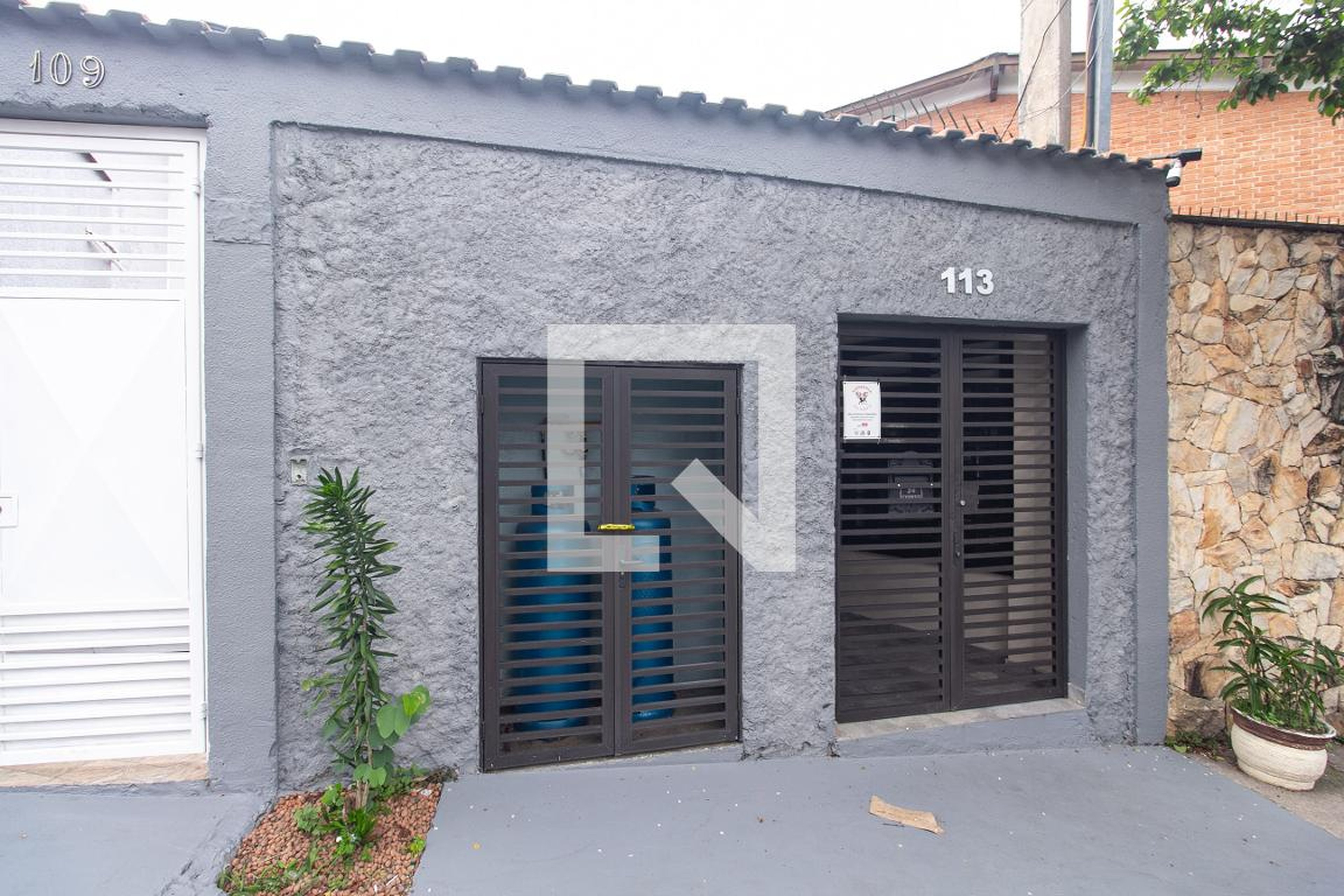 Fachada Condomínio em Rua Rodrigues Batista, 113