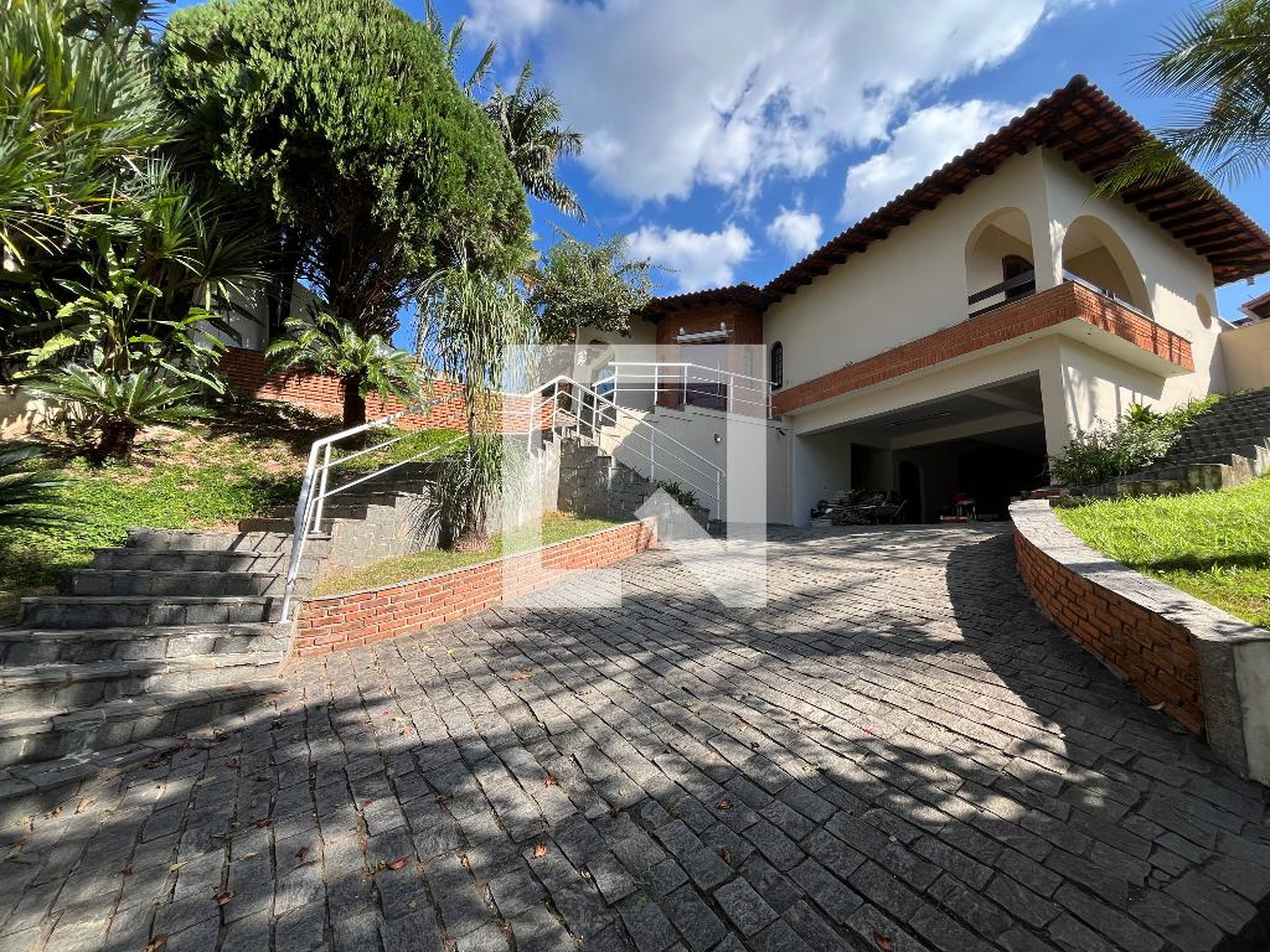 Fachada Condomínio em Rua Henrique Dias, 242