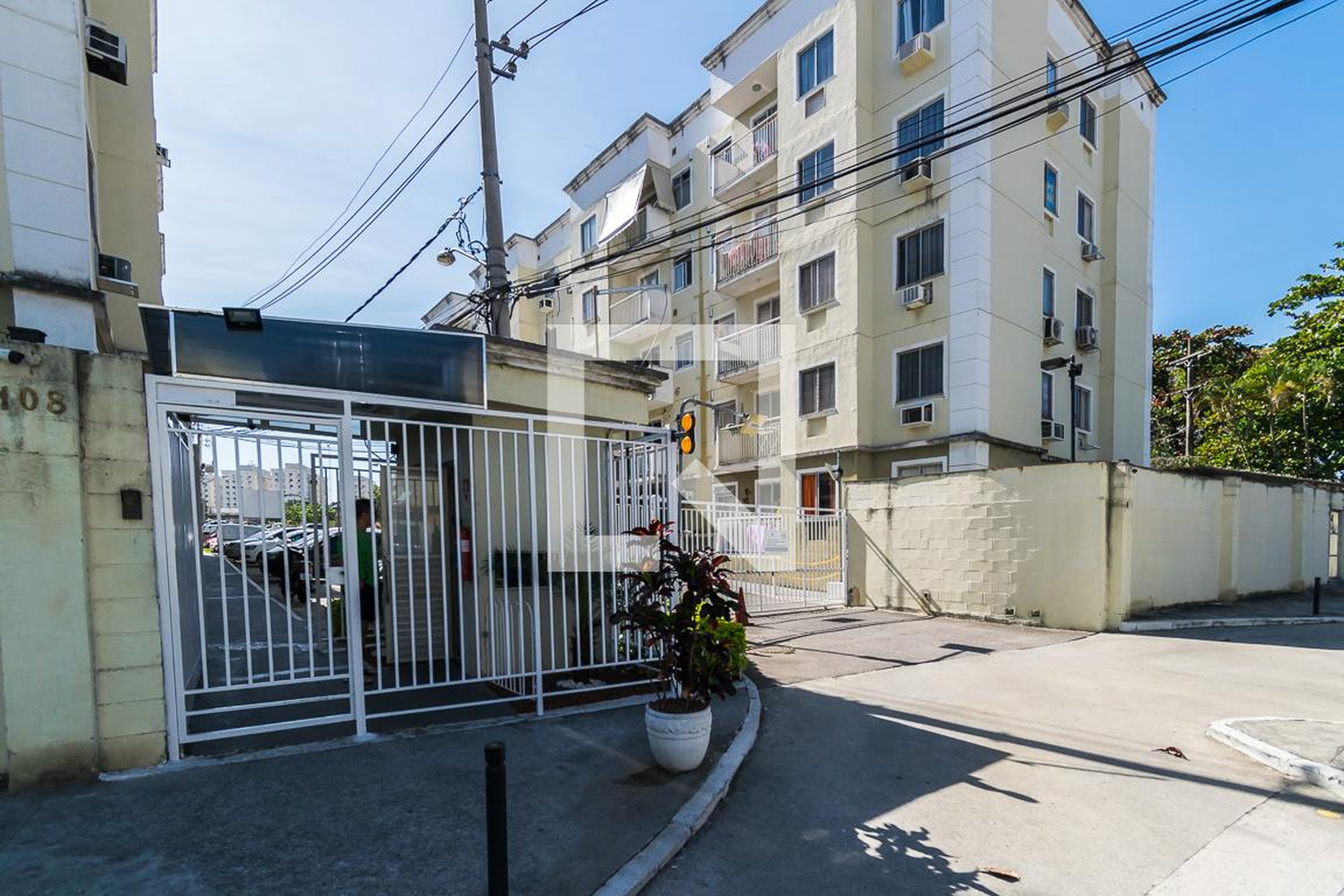 Fachada do Condomínio Condomínio em Estrada Coronel Vieira, 109