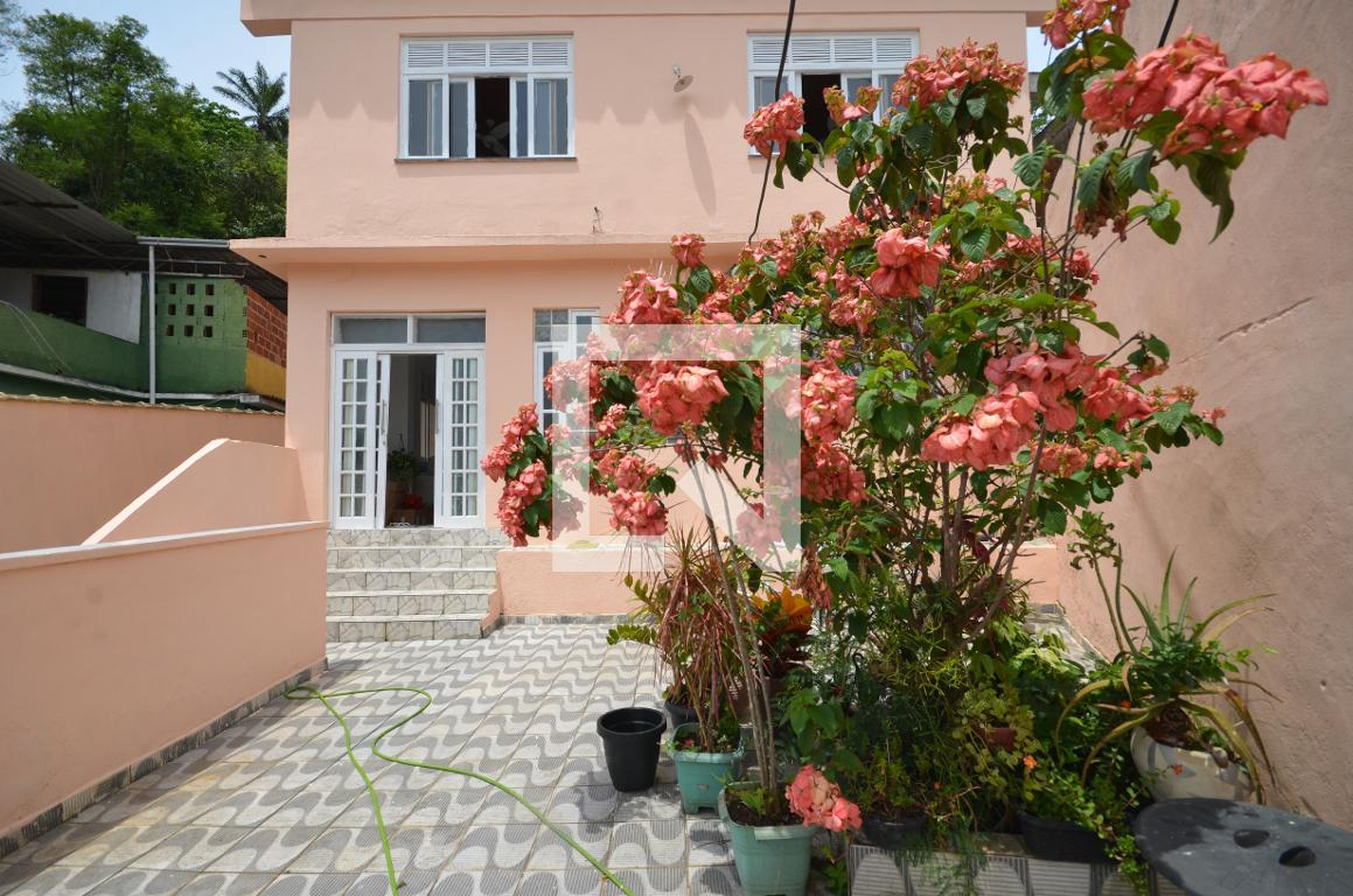 Fachada Condomínio em Rua Guaranésia, 241