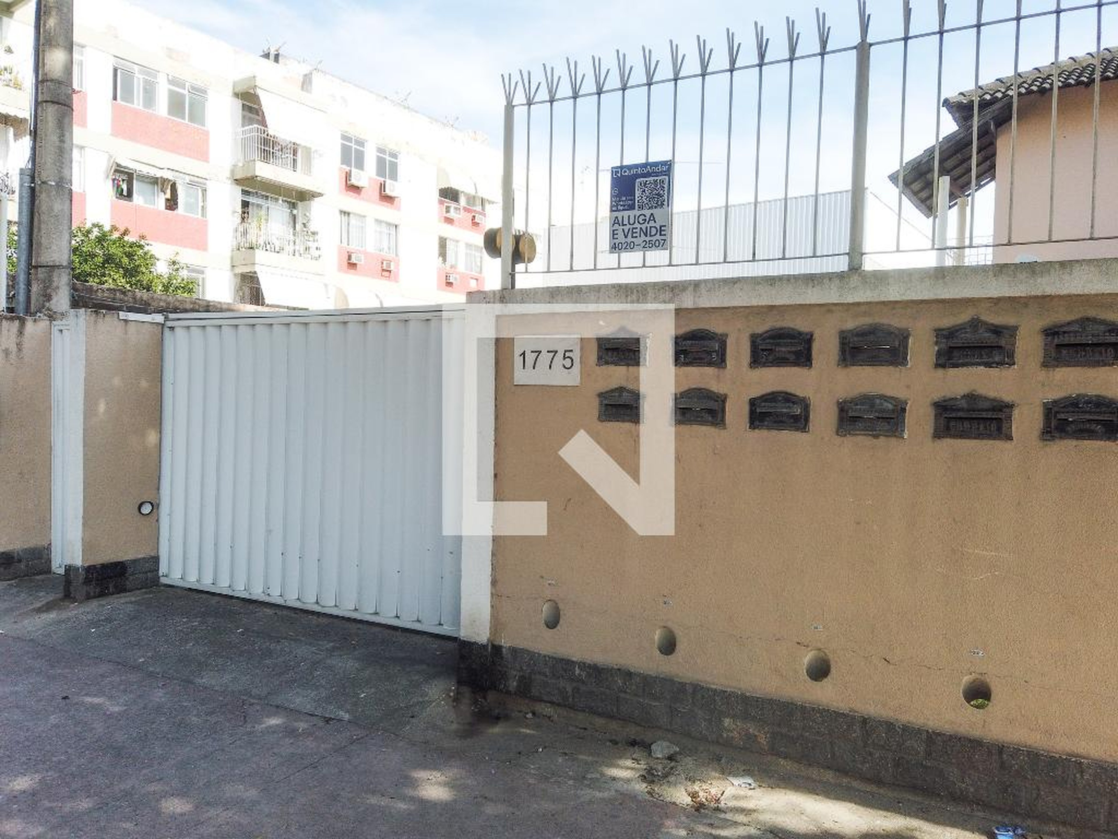 Fachada Condomínio em Estrada Meringuava, 1775