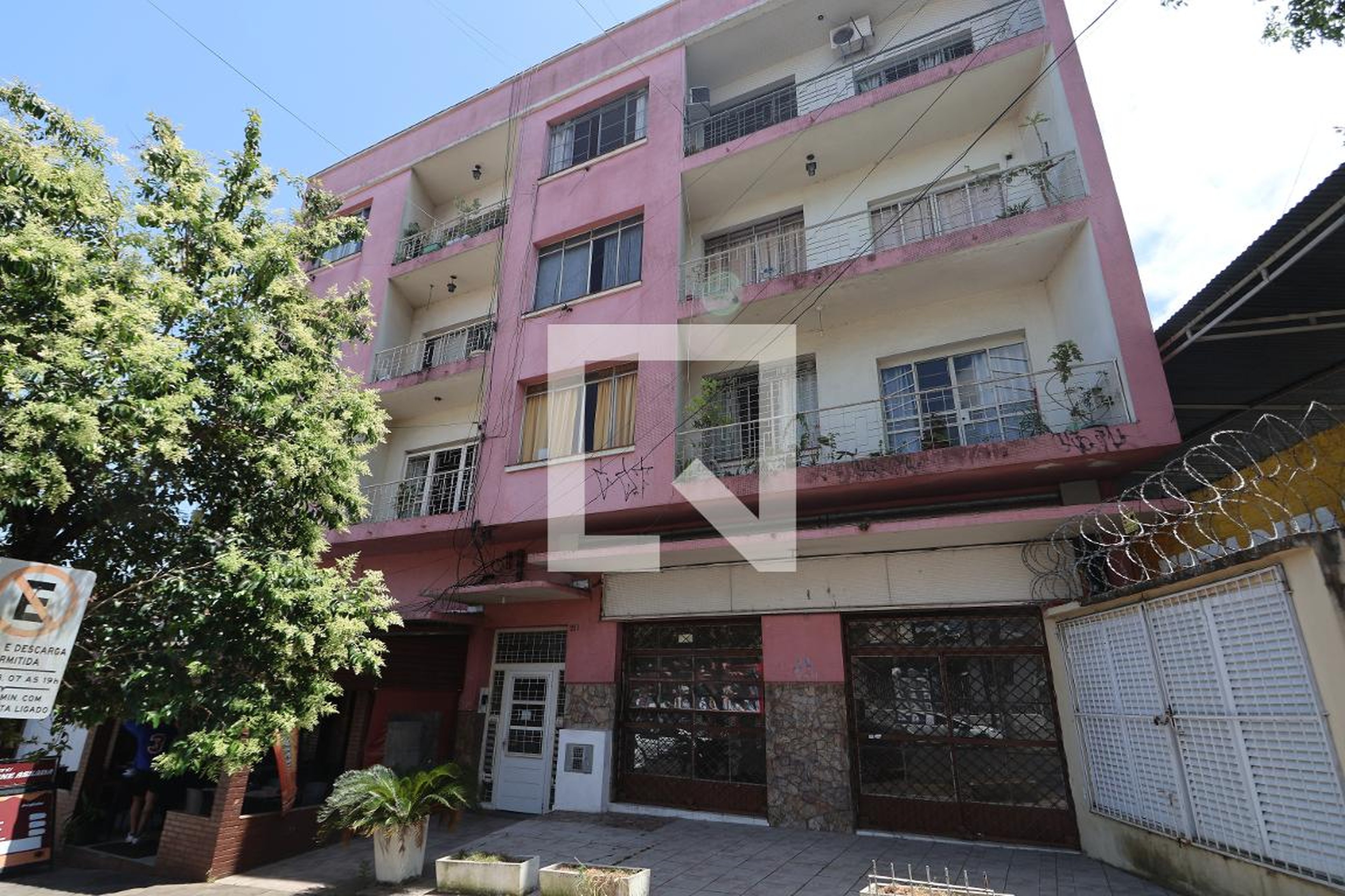 Fachada Condomínio em Rua Coronel Vicente, 213