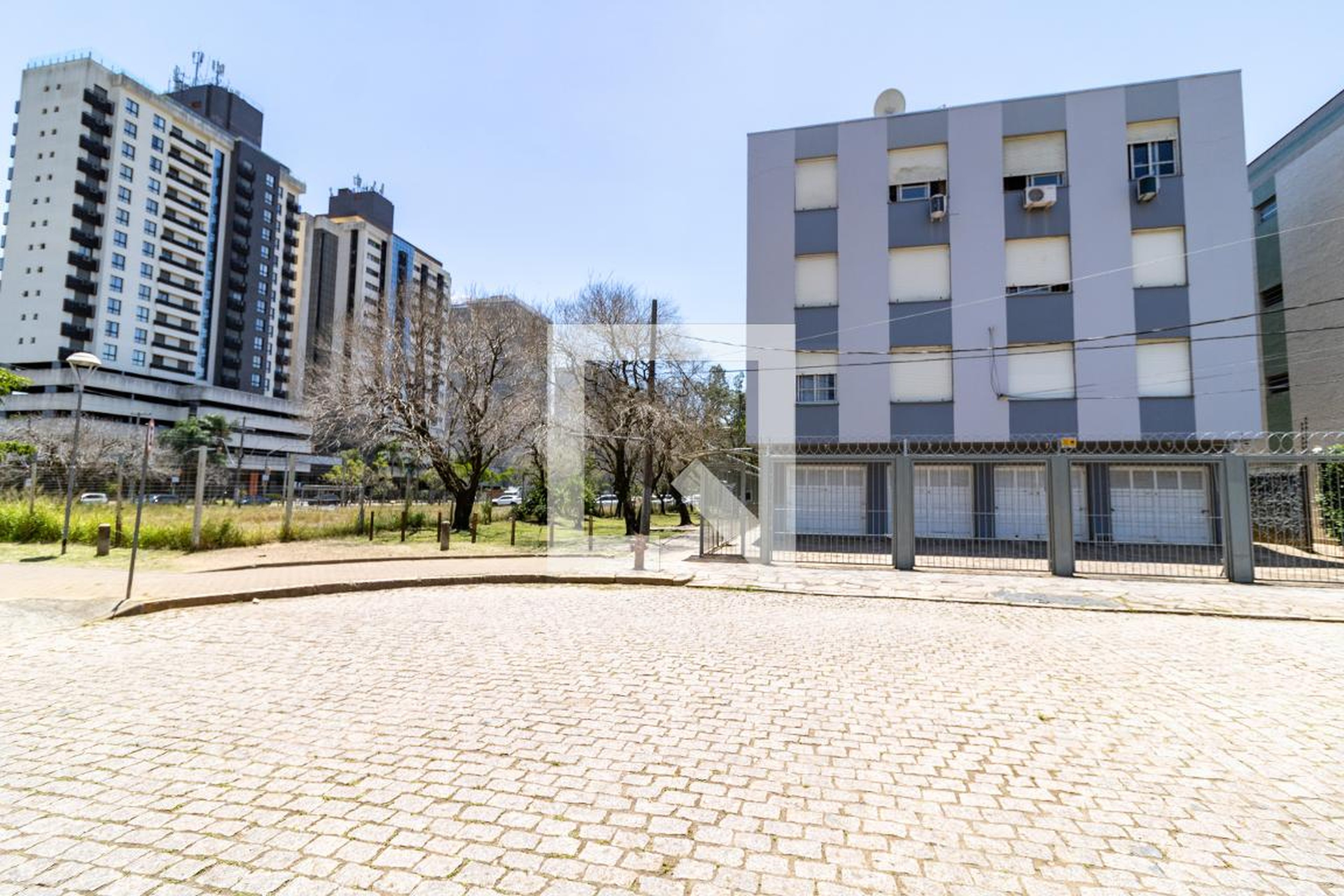 Fachada Condomínio em Rua Edmundo Bitencourt, 97