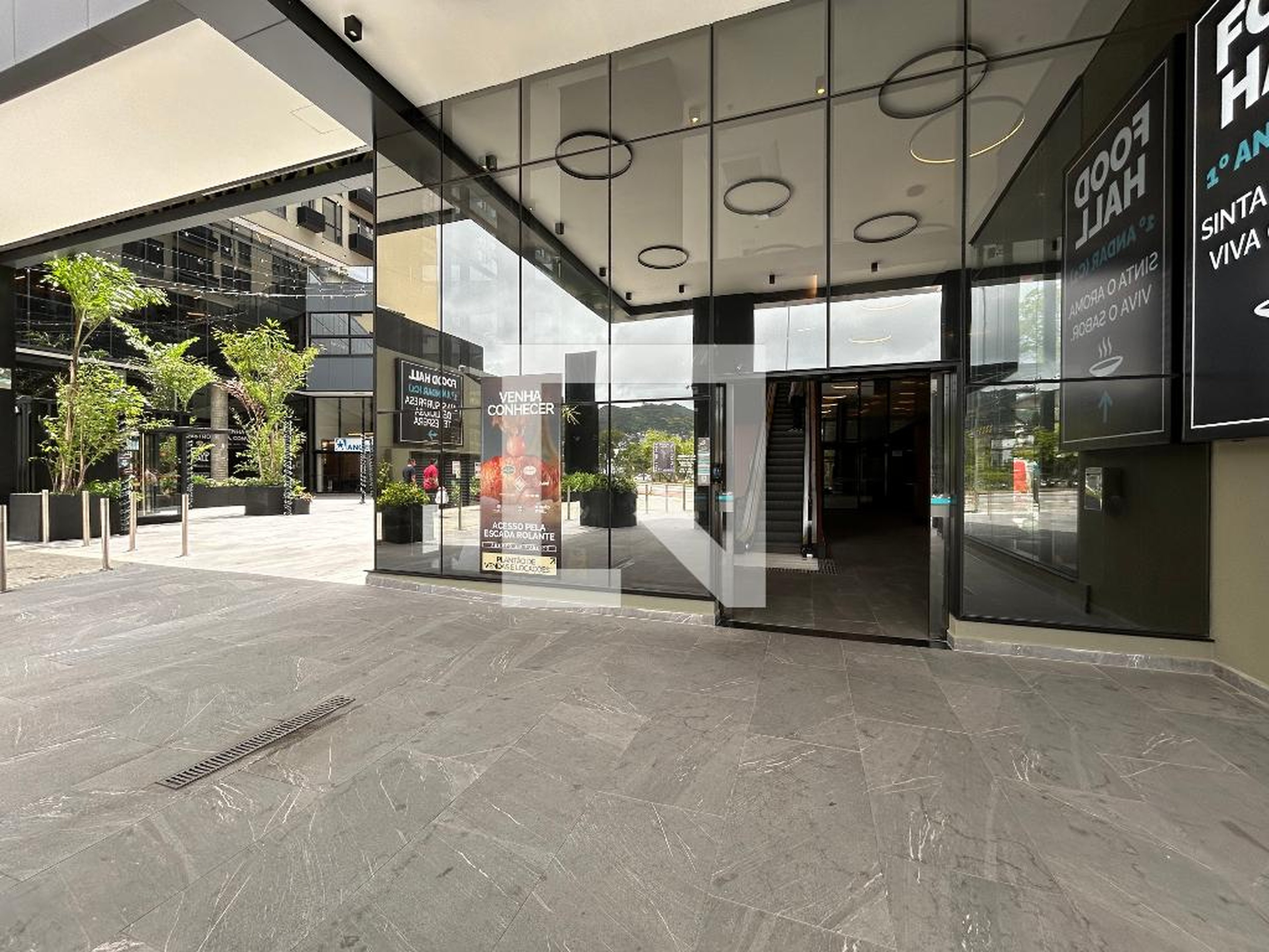 Fachada Condomínio em Rua Professor Simão José Hess, 137