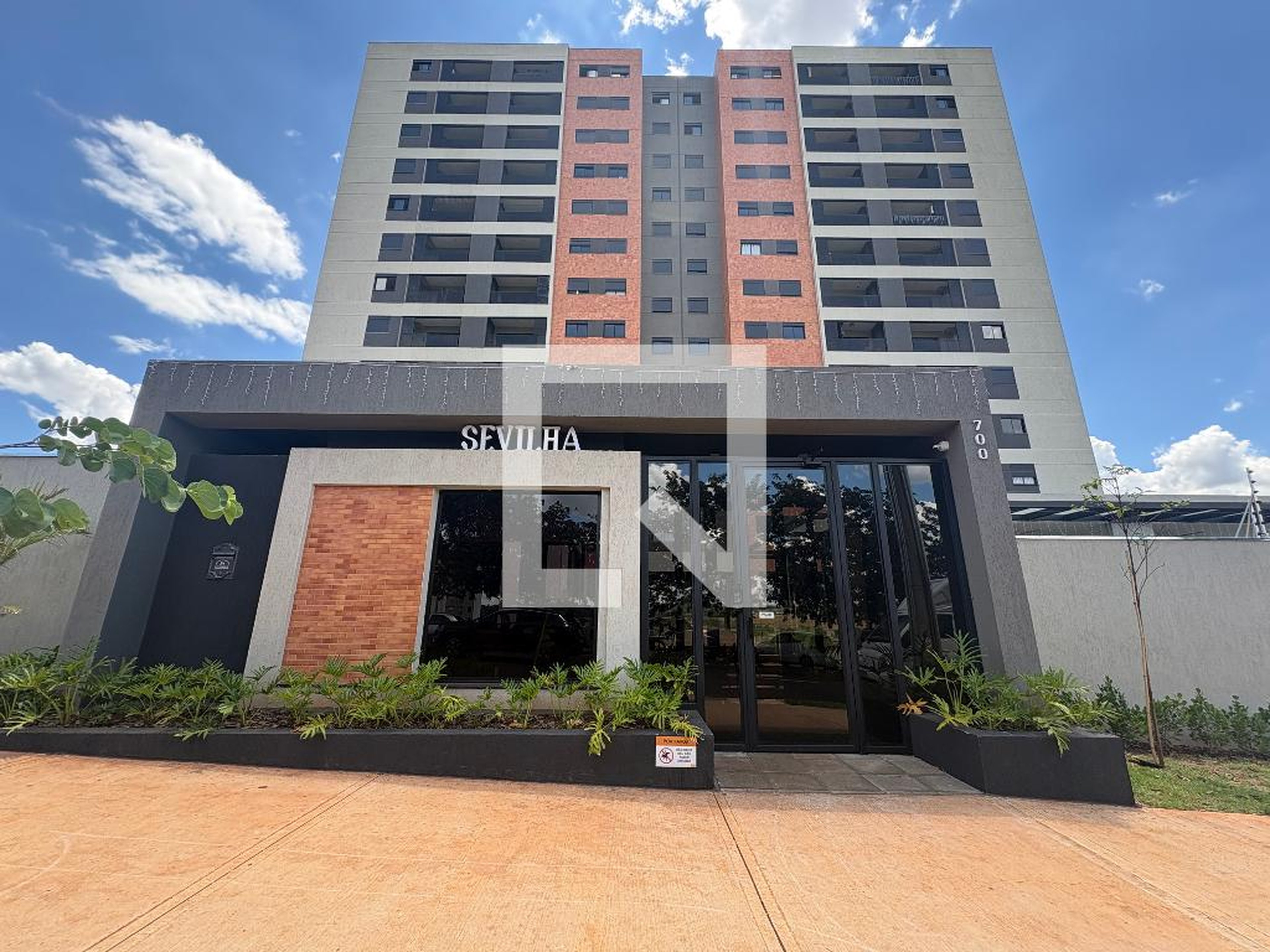 Fachada Condomínio em Avenida Padre José Anselmi, 700