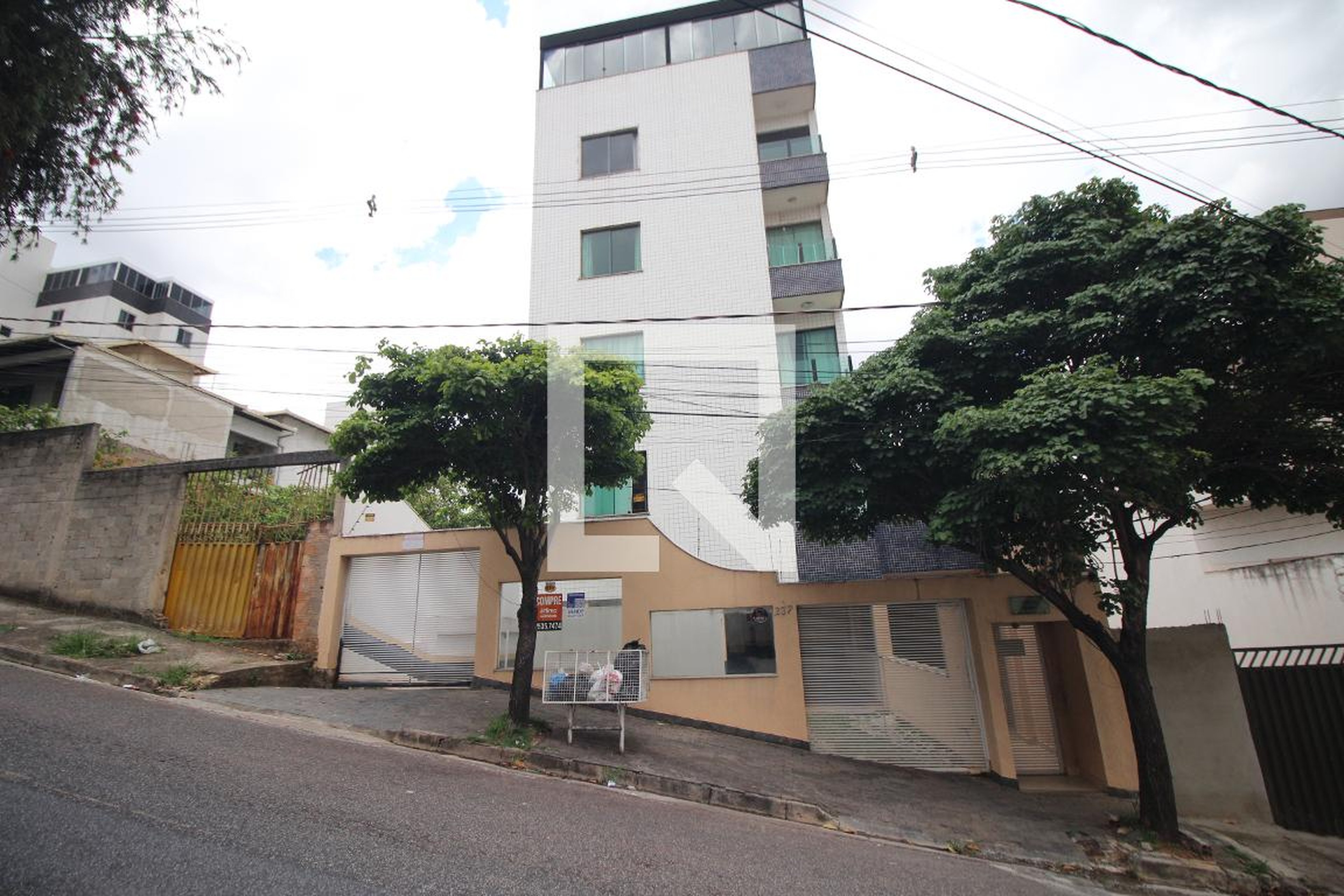 Fachada Condomínio em Rua Aurélio Lopes, 237