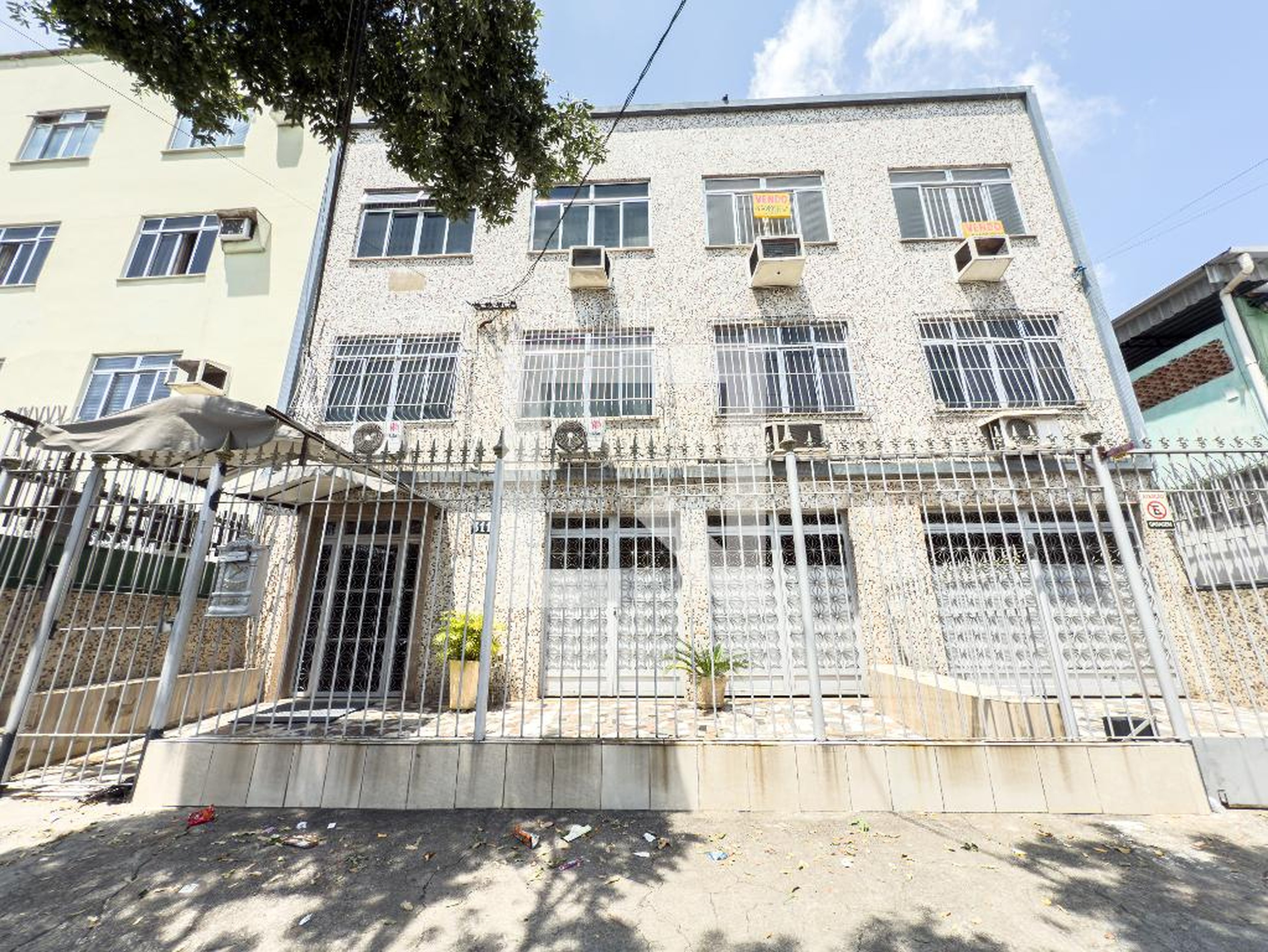 Fachada Condomínio em Estrada Coronel Vieira, 311