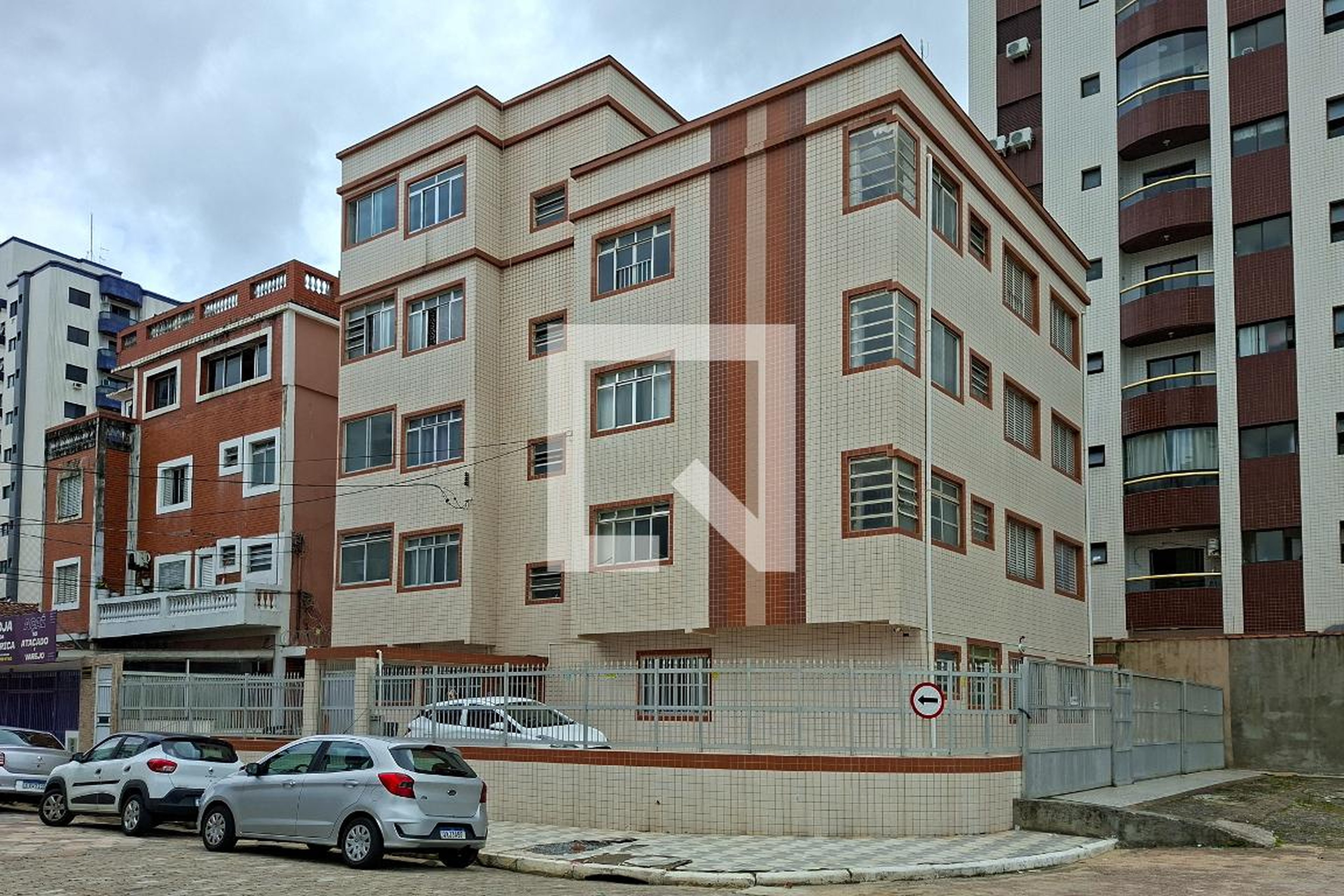 Fachada do Prédio Condomínio em Rua Honduras, 122