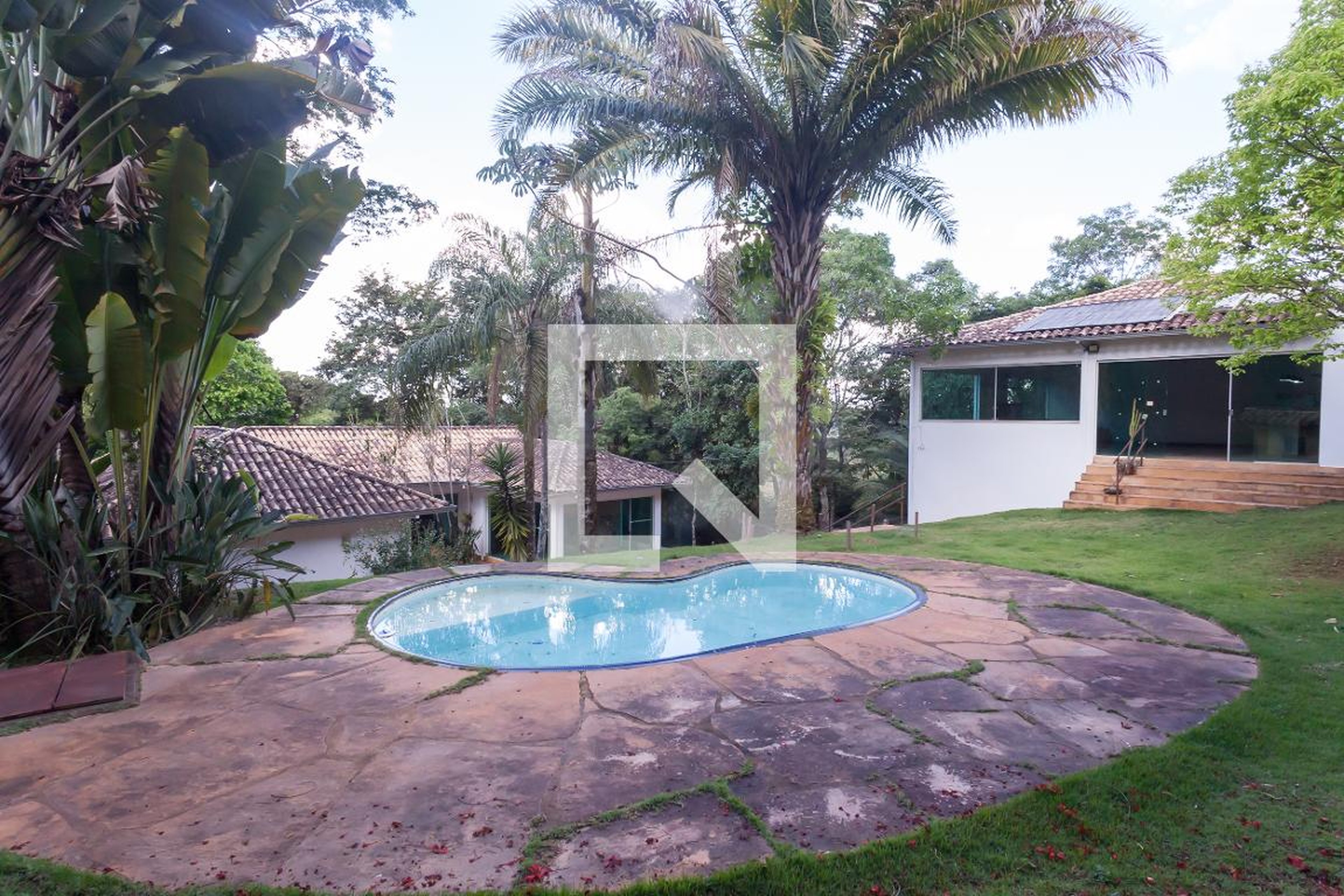 Piscina Condomínio em Alameda dos Madrigais, 200