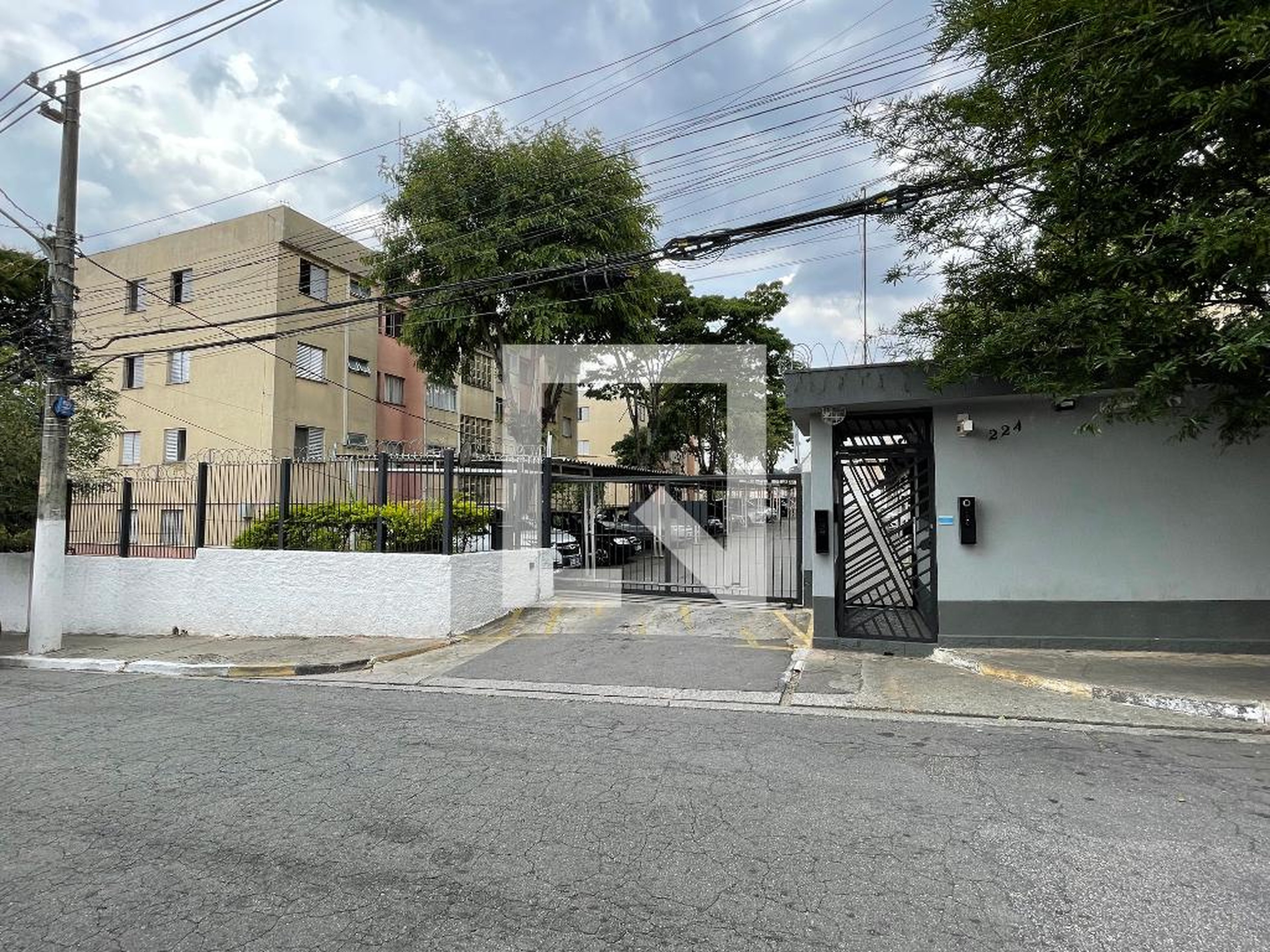 Fachada Condomínio em Rua Ribeira do Pombal, 224