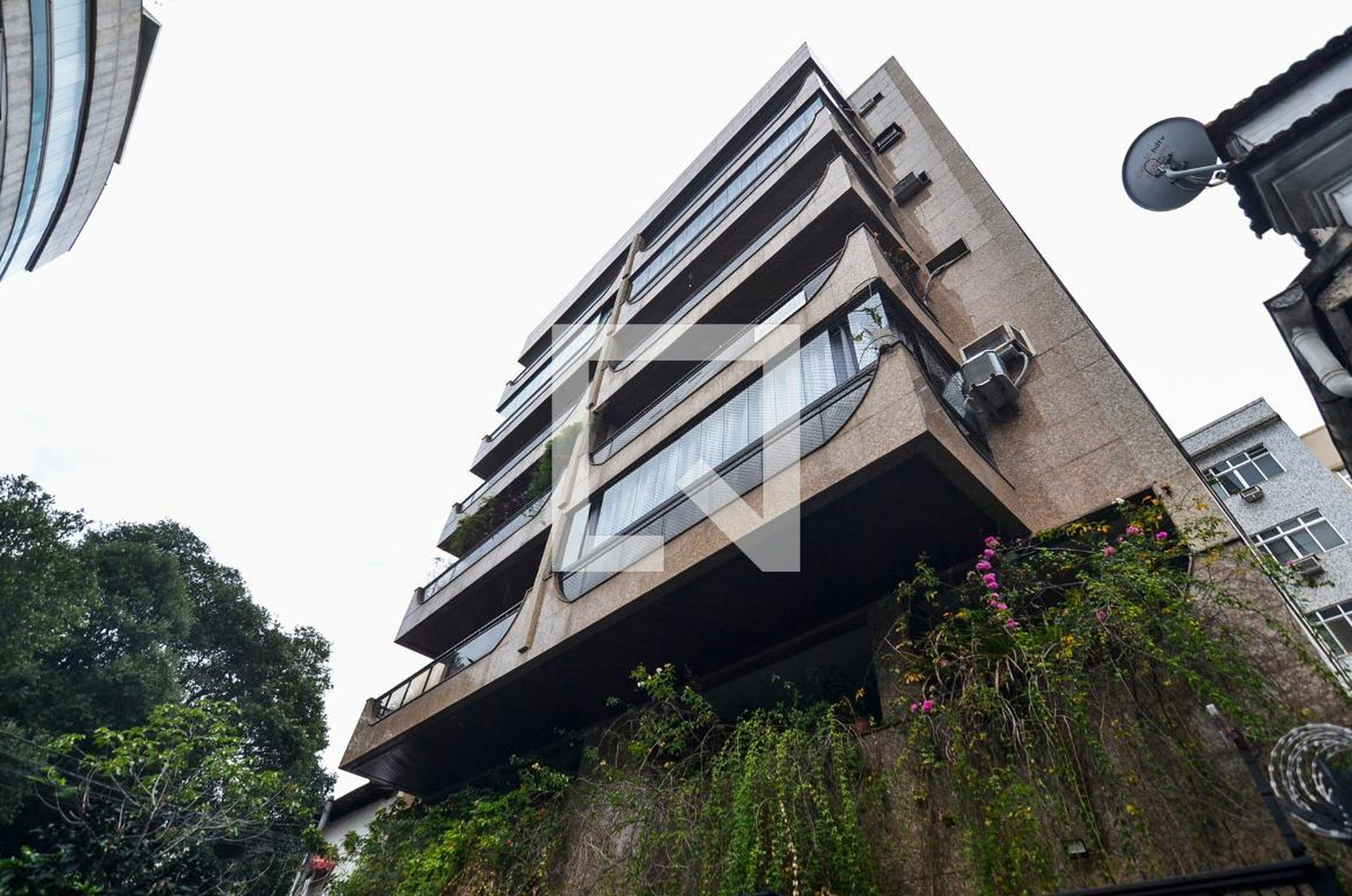 Fachada Condomínio em Rua Carmela Dutra, 75
